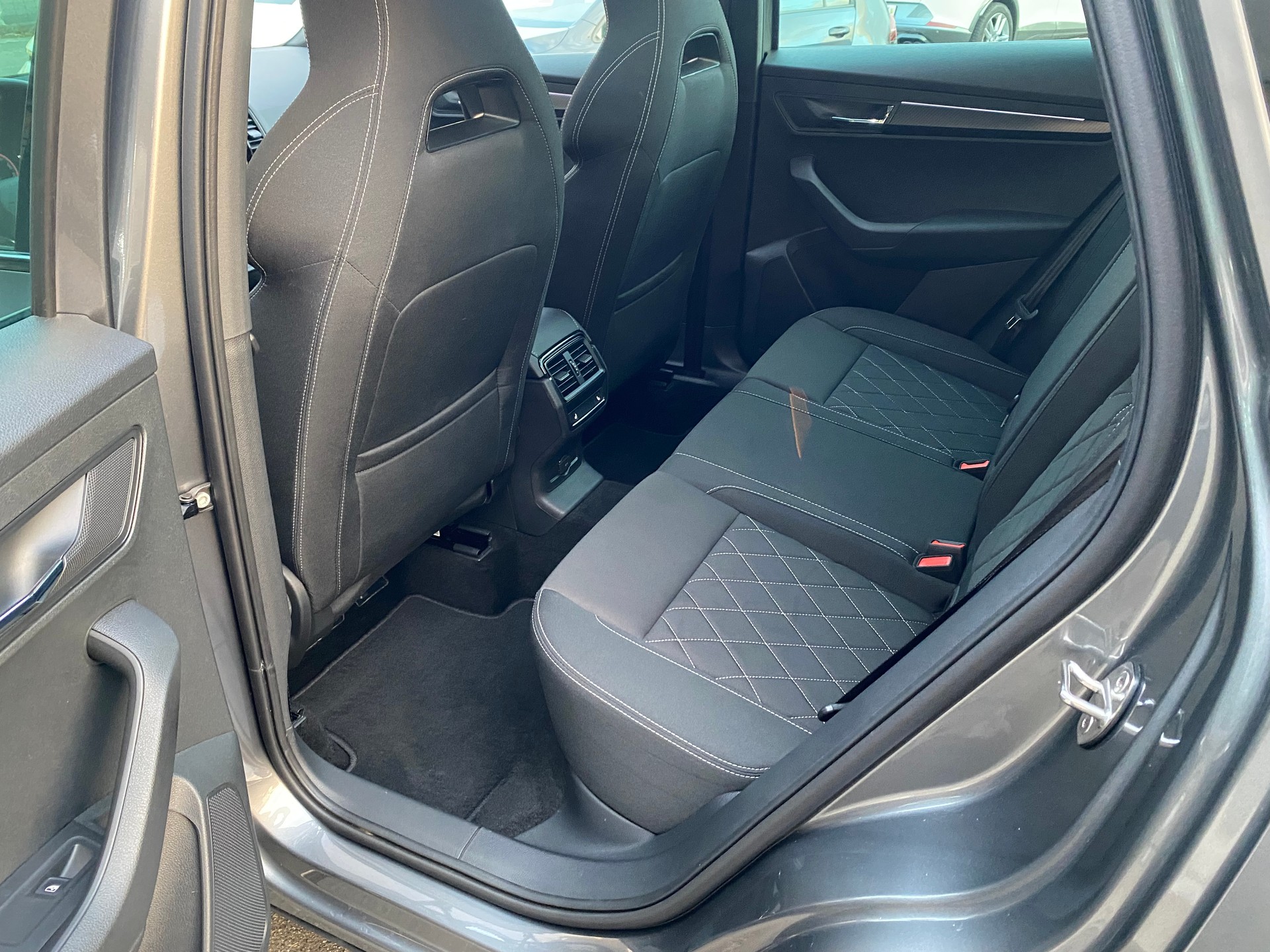 SKODA Karoq 2.0 TSI 190PS SportLine 4x4 DSG Top-Ausstattung **Panoramadach**-image-6