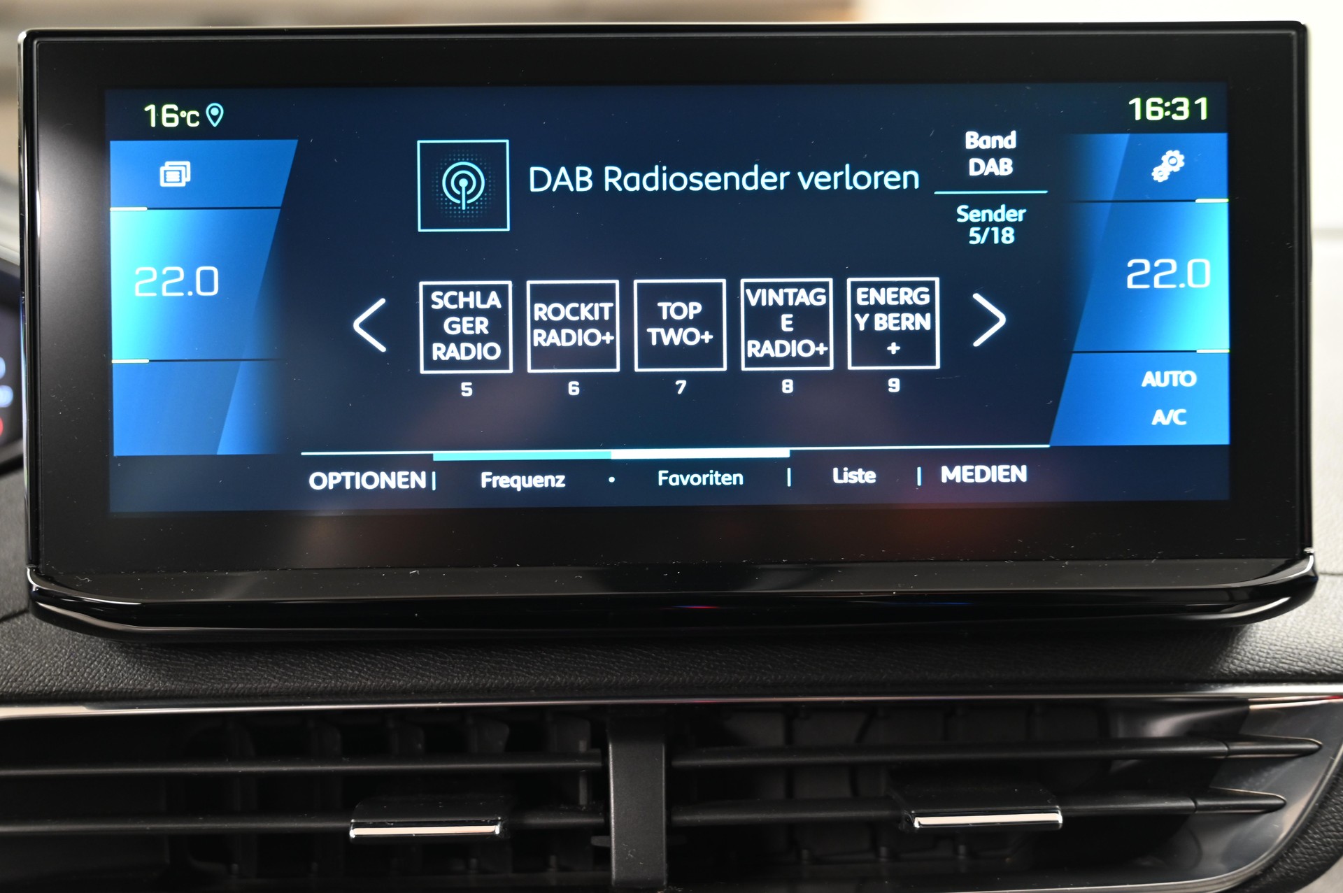PEUGEOT 3008 1.6 Plug-in Hybrid4 GT Pack-image-9