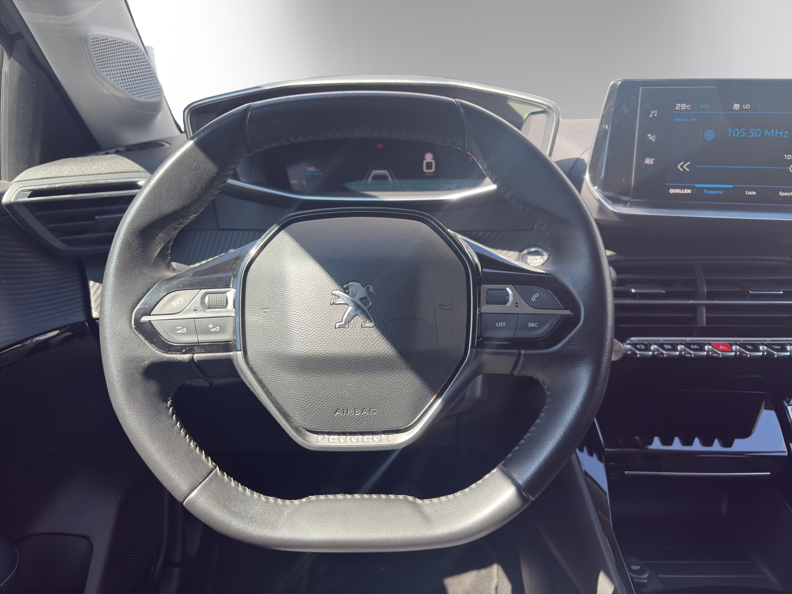 PEUGEOT 208 1.2 PureTech Allure-image-13
