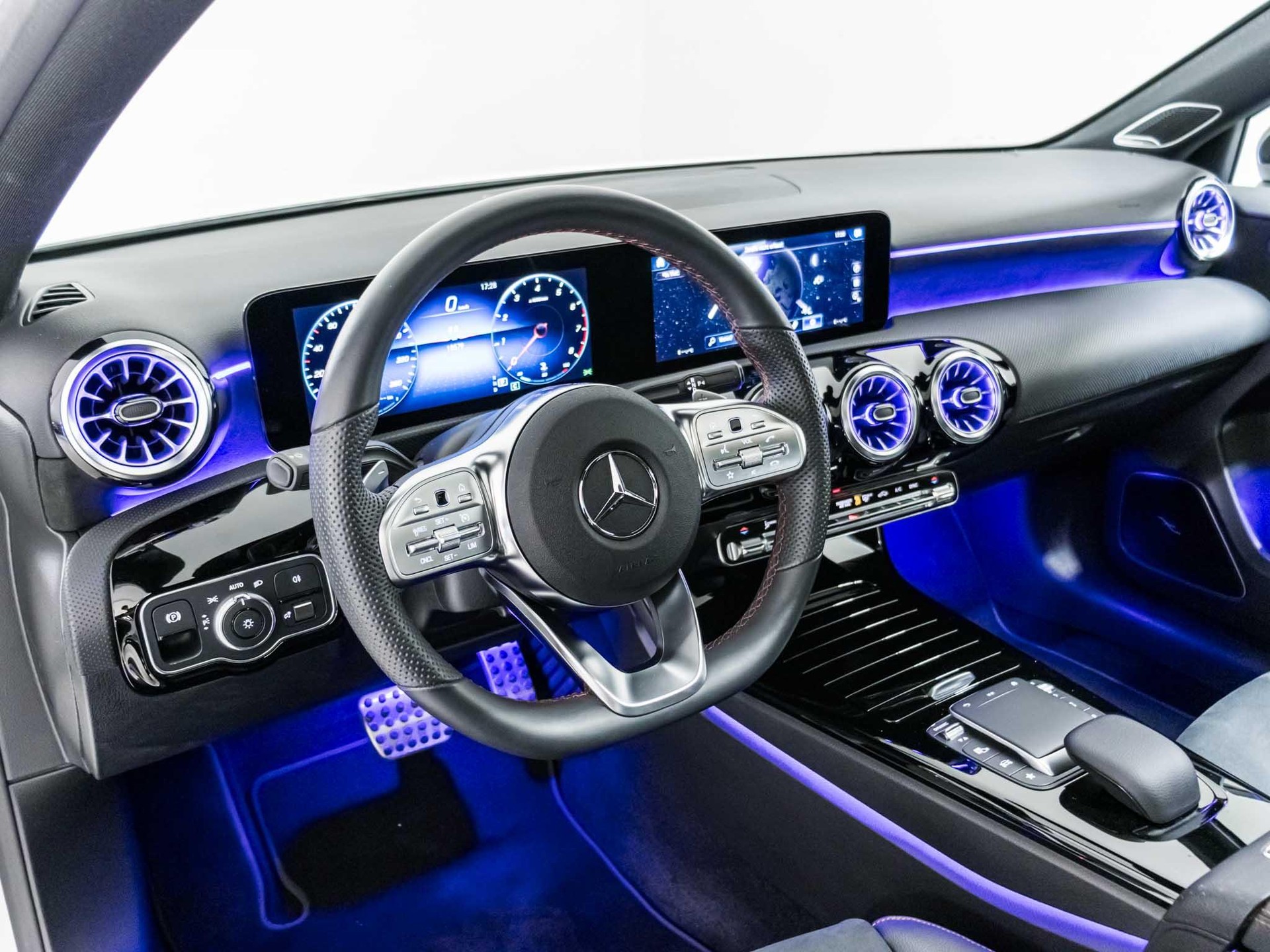 MERCEDES-BENZ A 250 4MATIC-image-9