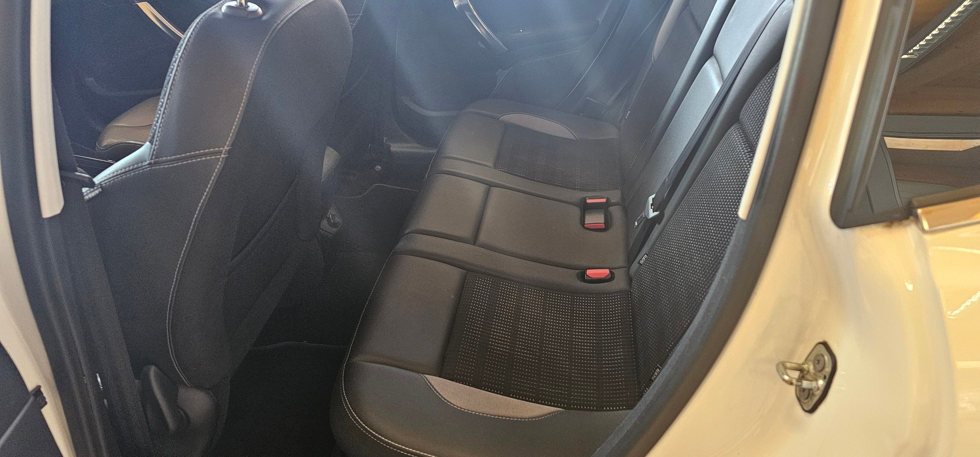 PEUGEOT 2008 1.2 PureTech Allure EAT6-image-6