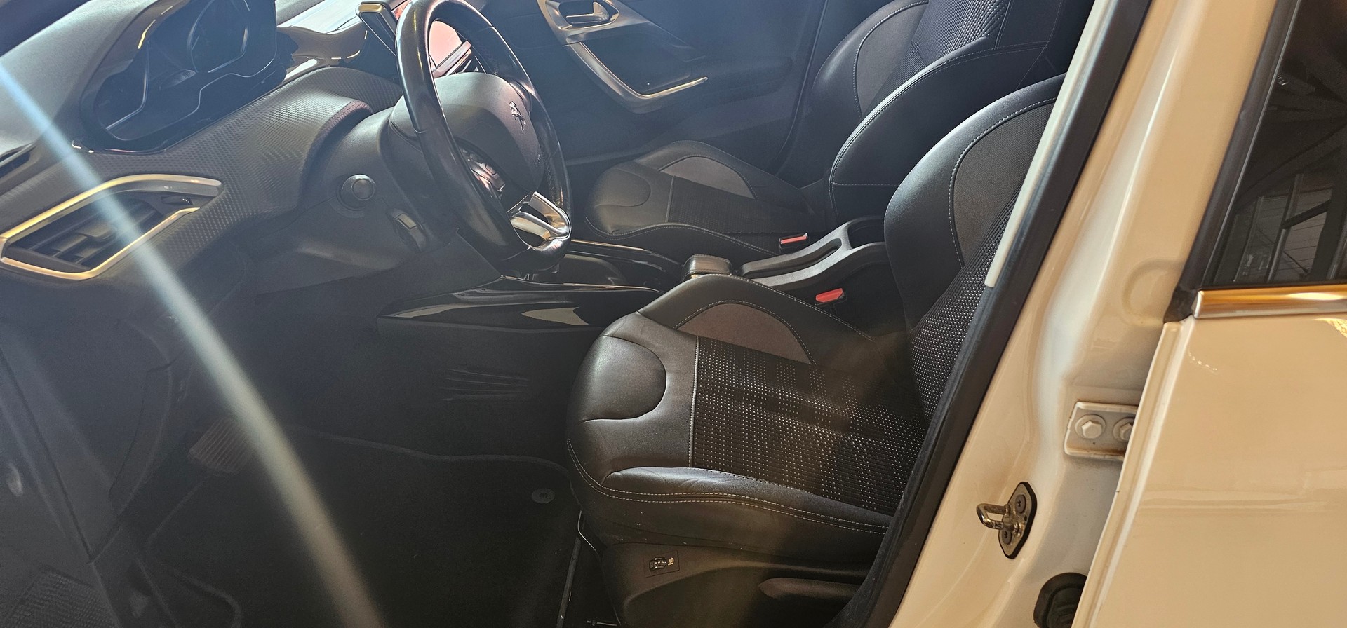 PEUGEOT 2008 1.2 PureTech Allure EAT6-image-7