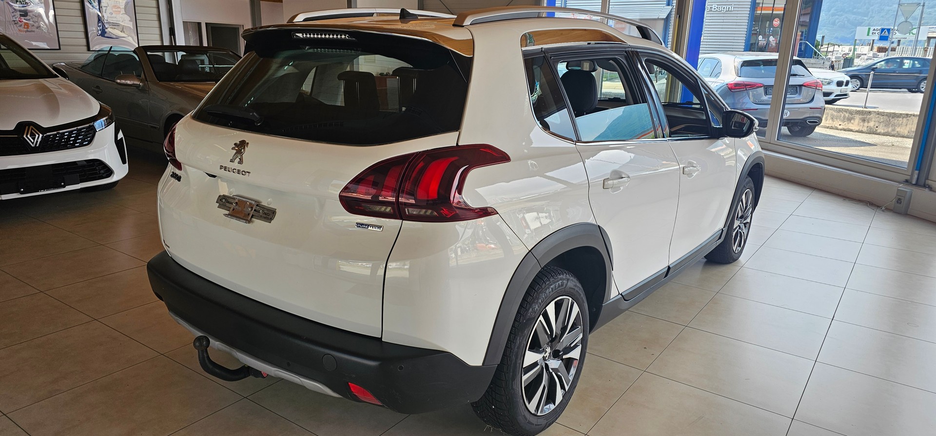PEUGEOT 2008 1.2 PureTech Allure EAT6-image-2