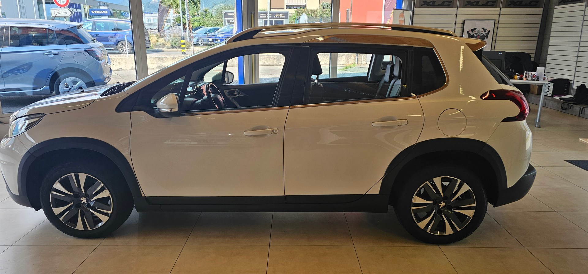 PEUGEOT 2008 1.2 PureTech Allure EAT6-image-4