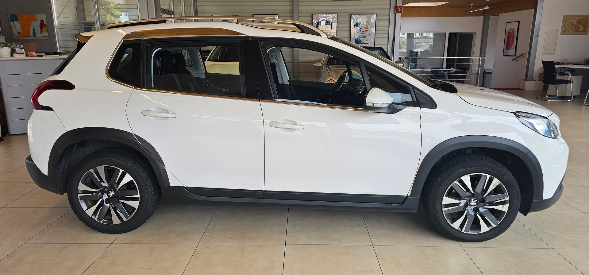 PEUGEOT 2008 1.2 PureTech Allure EAT6-image-5