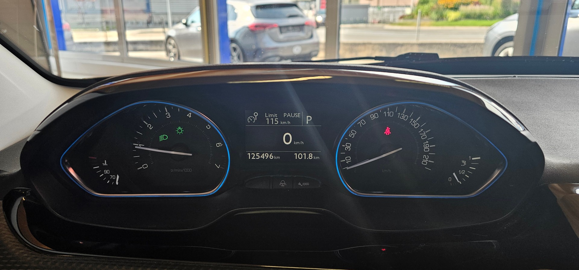 PEUGEOT 2008 1.2 PureTech Allure EAT6-image-8
