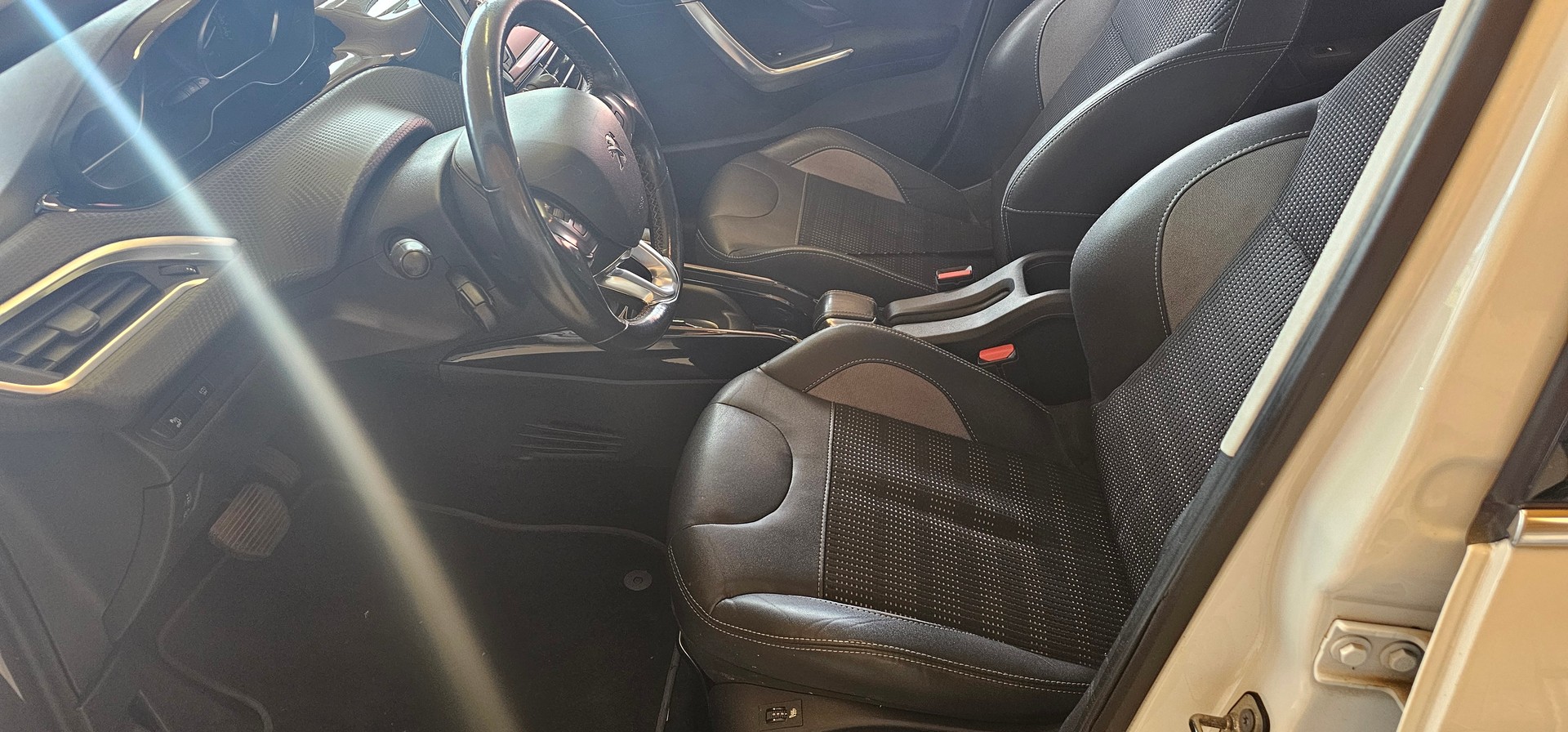 PEUGEOT 2008 1.2 PureTech Allure EAT6-image-10