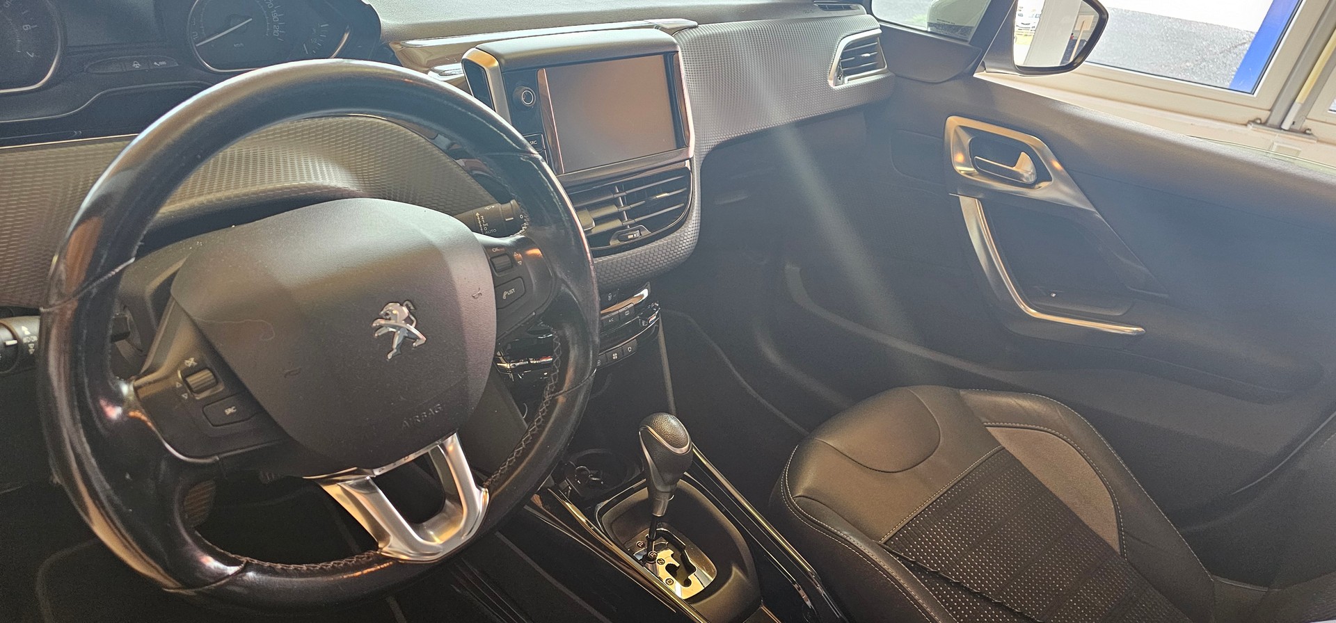 PEUGEOT 2008 1.2 PureTech Allure EAT6-image-11
