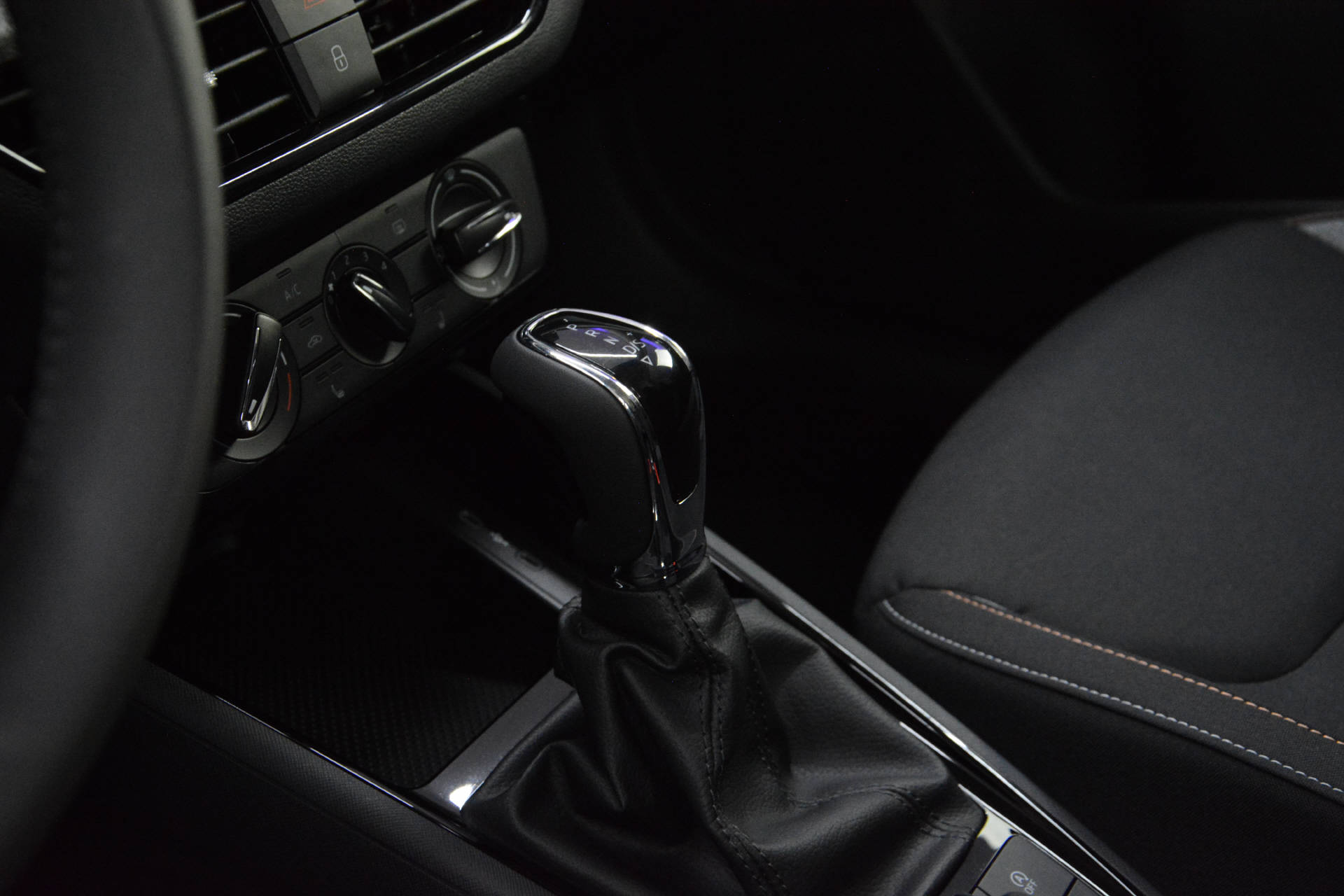 SKODA Kamiq 1.0 TSI Selection DSG-image-11