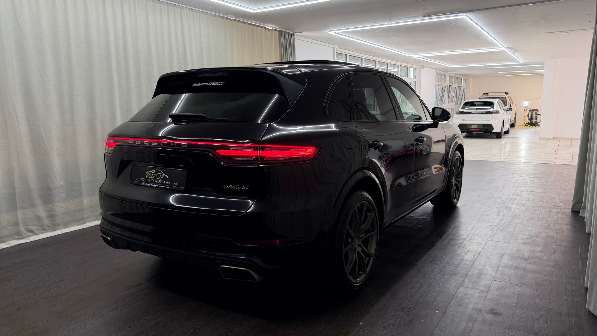 PORSCHE Cayenne E-Hybrid-image-3