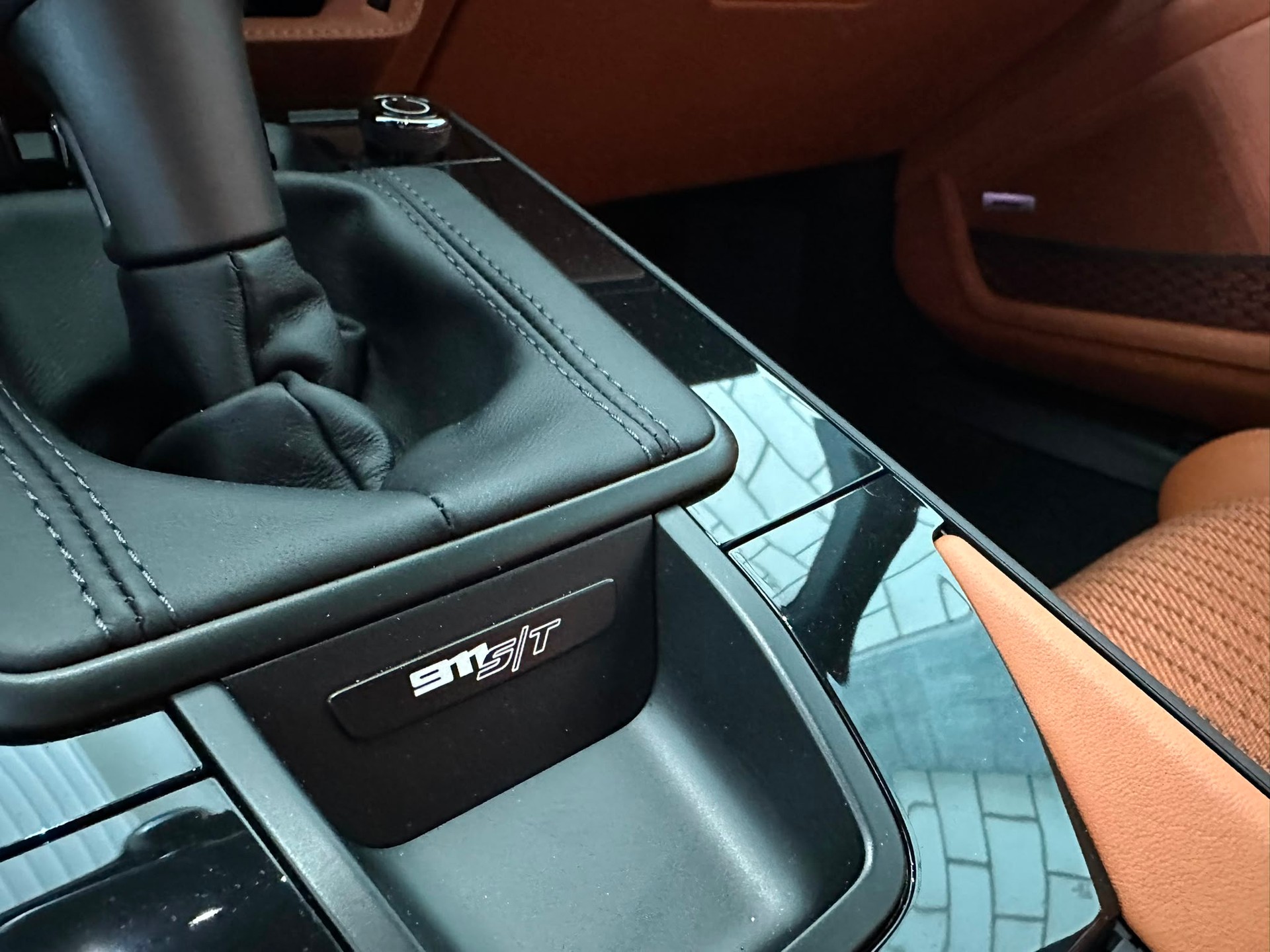 PORSCHE 911 S/T Sondermodell mit Heritage Design Paket "1 of 1.963"-image-7
