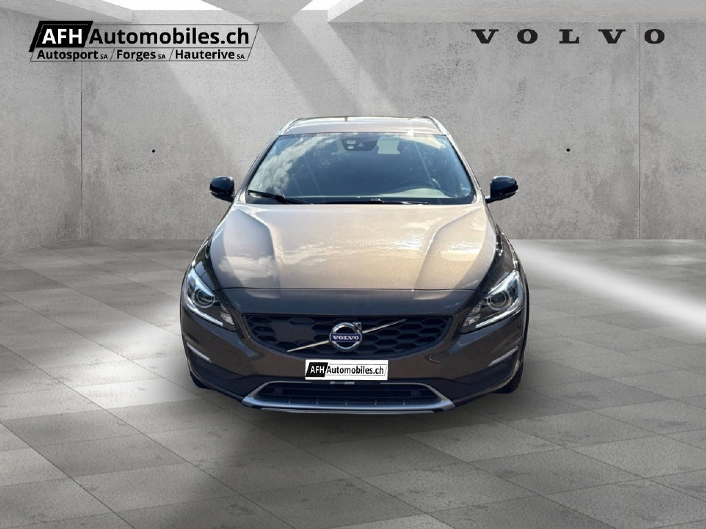 VOLVO V60 Cross Country 2.4 D4 AWD-image-2