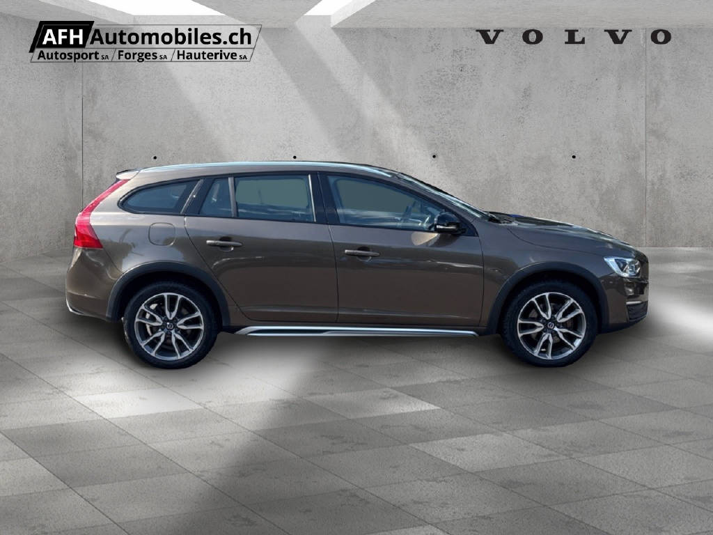 VOLVO V60 Cross Country 2.4 D4 AWD-image-3