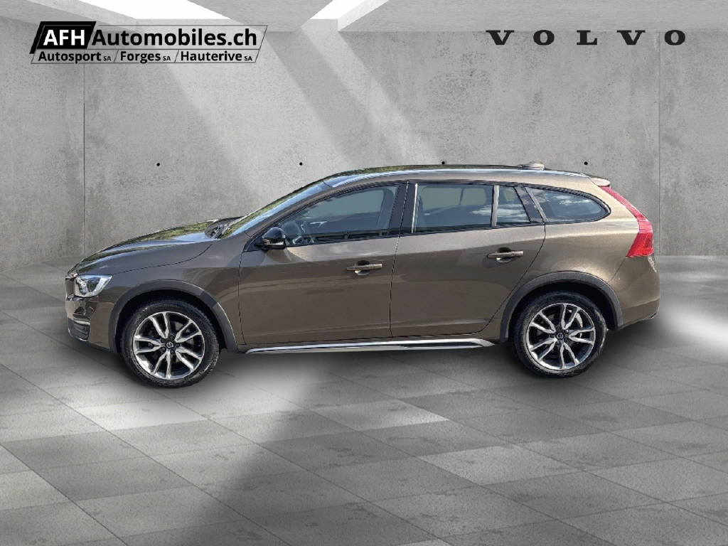 VOLVO V60 Cross Country 2.4 D4 AWD-image-4
