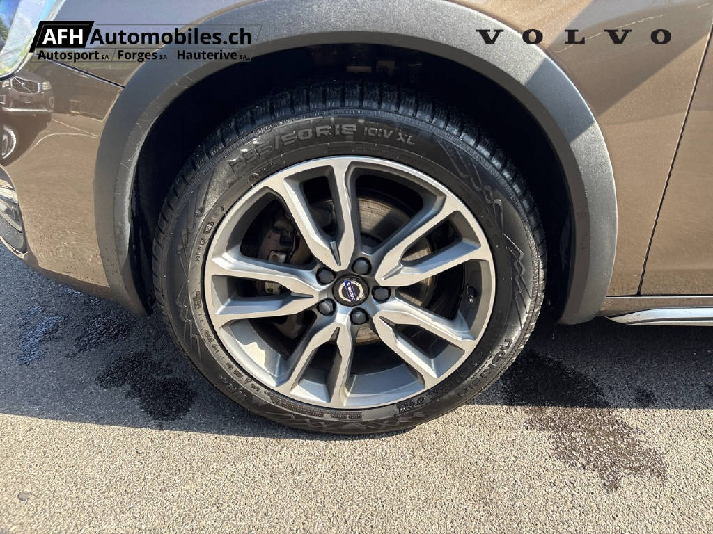 VOLVO V60 Cross Country 2.4 D4 AWD-image-16