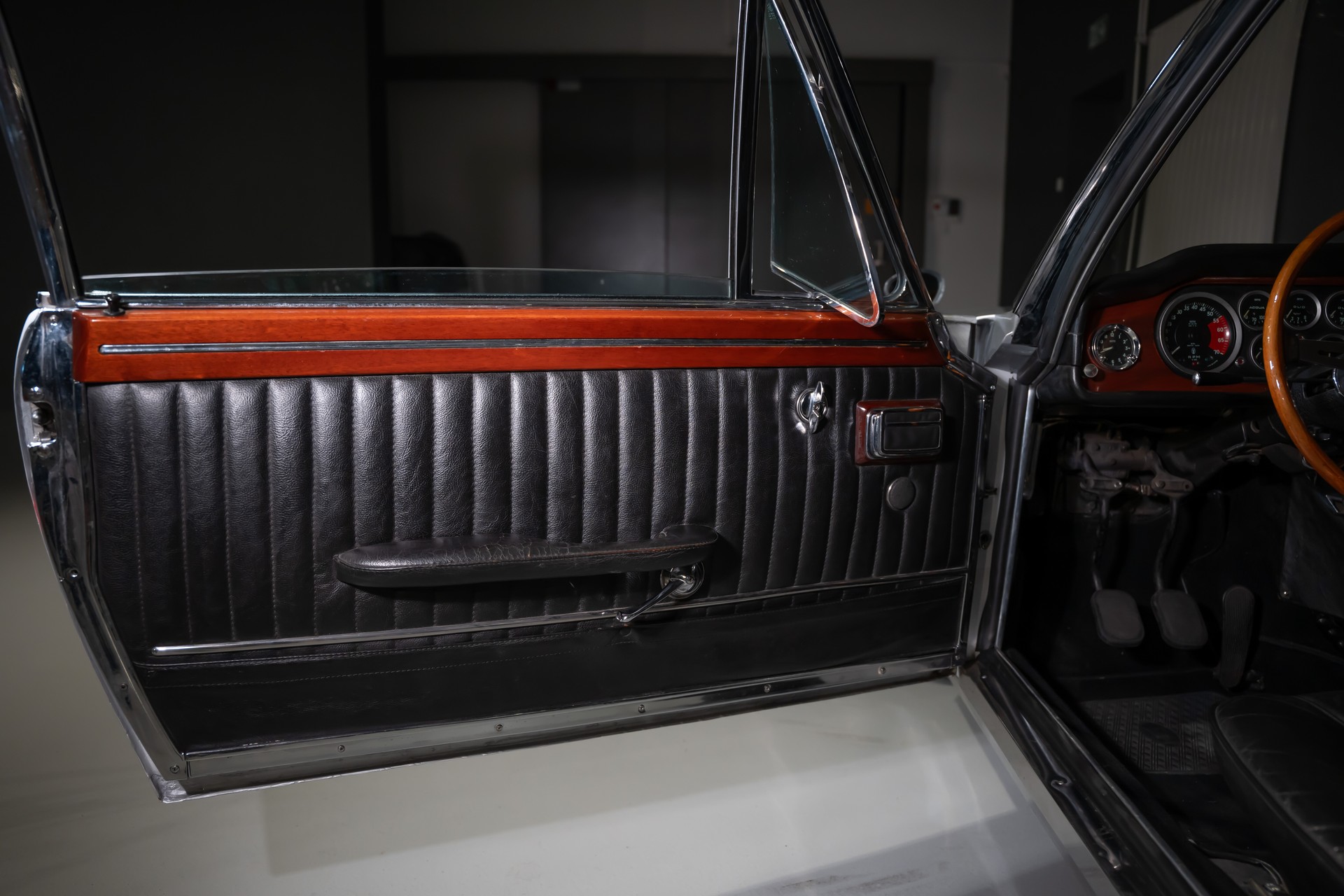MASERATI Mexico 4.7 V8 by Vignale-image-16