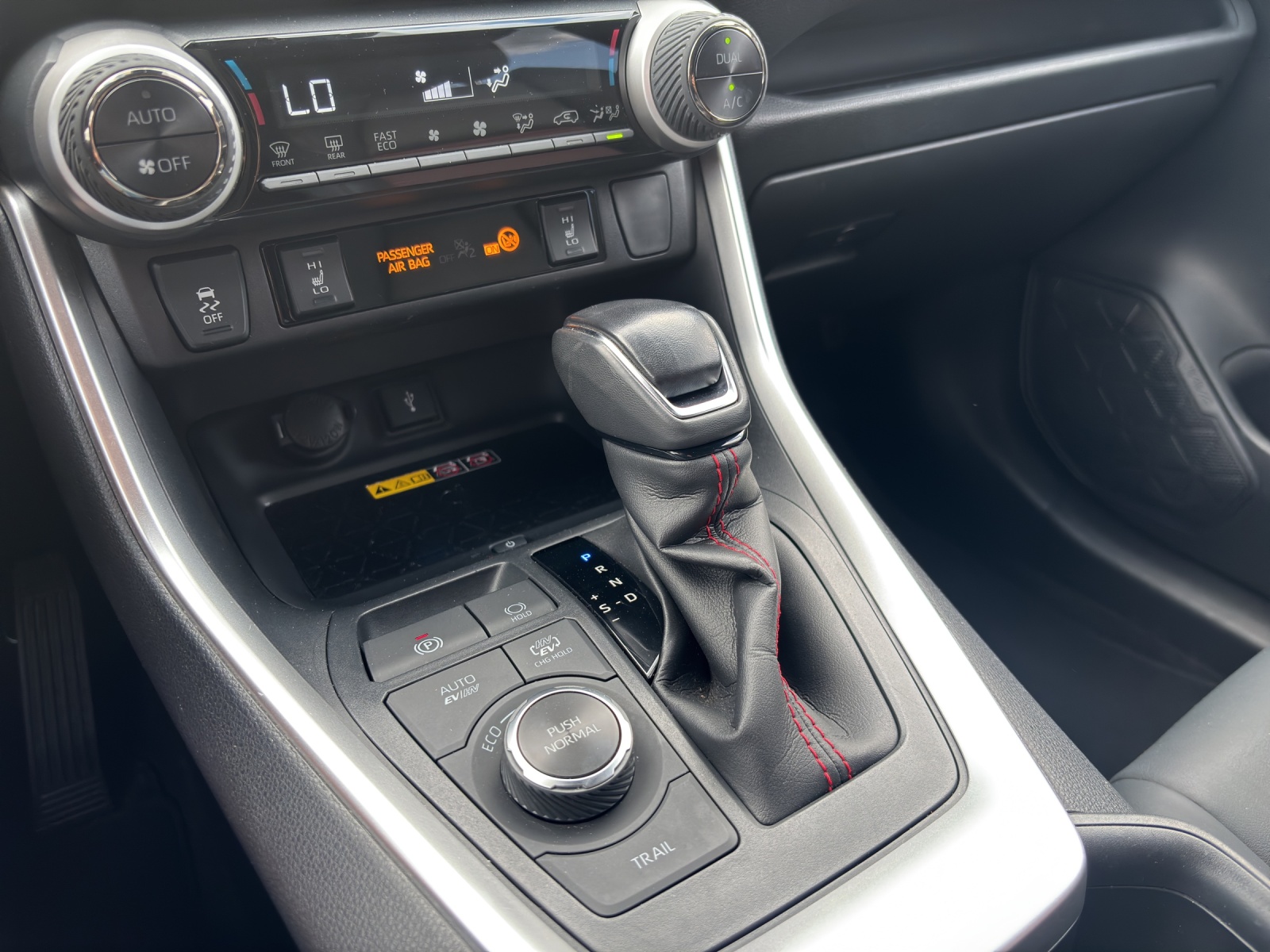 TOYOTA RAV-4 2.5 PHEV Premium e-CVT 4WD-image-6