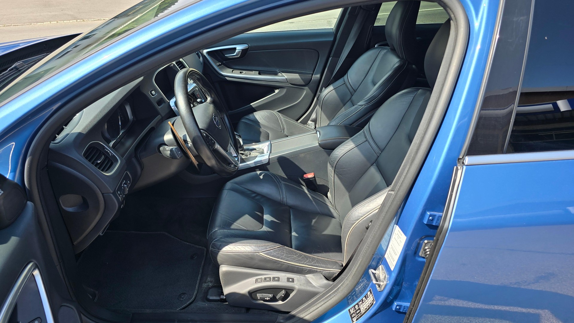 VOLVO V60 2.0 T6 Mome. R-Design AWD S/S-image-9