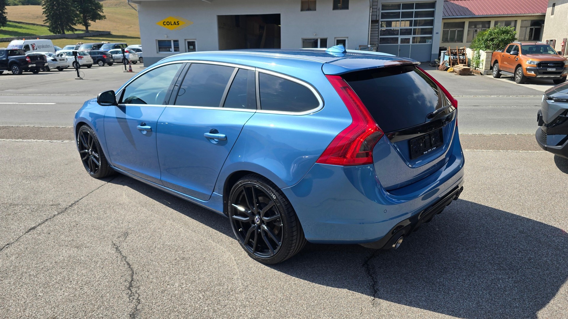 VOLVO V60 2.0 T6 Mome. R-Design AWD S/S-image-6