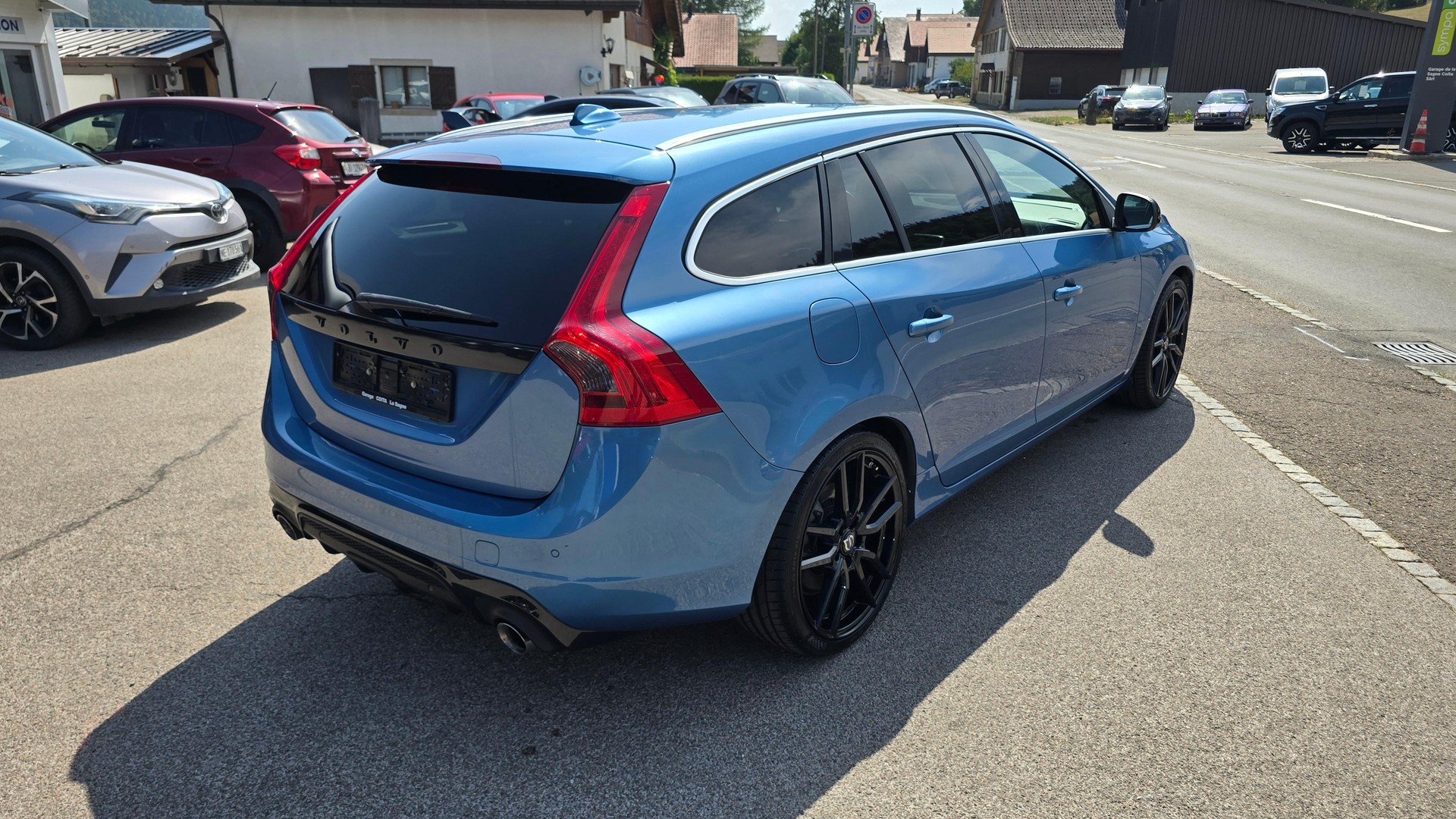 VOLVO V60 2.0 T6 Mome. R-Design AWD S/S-image-4