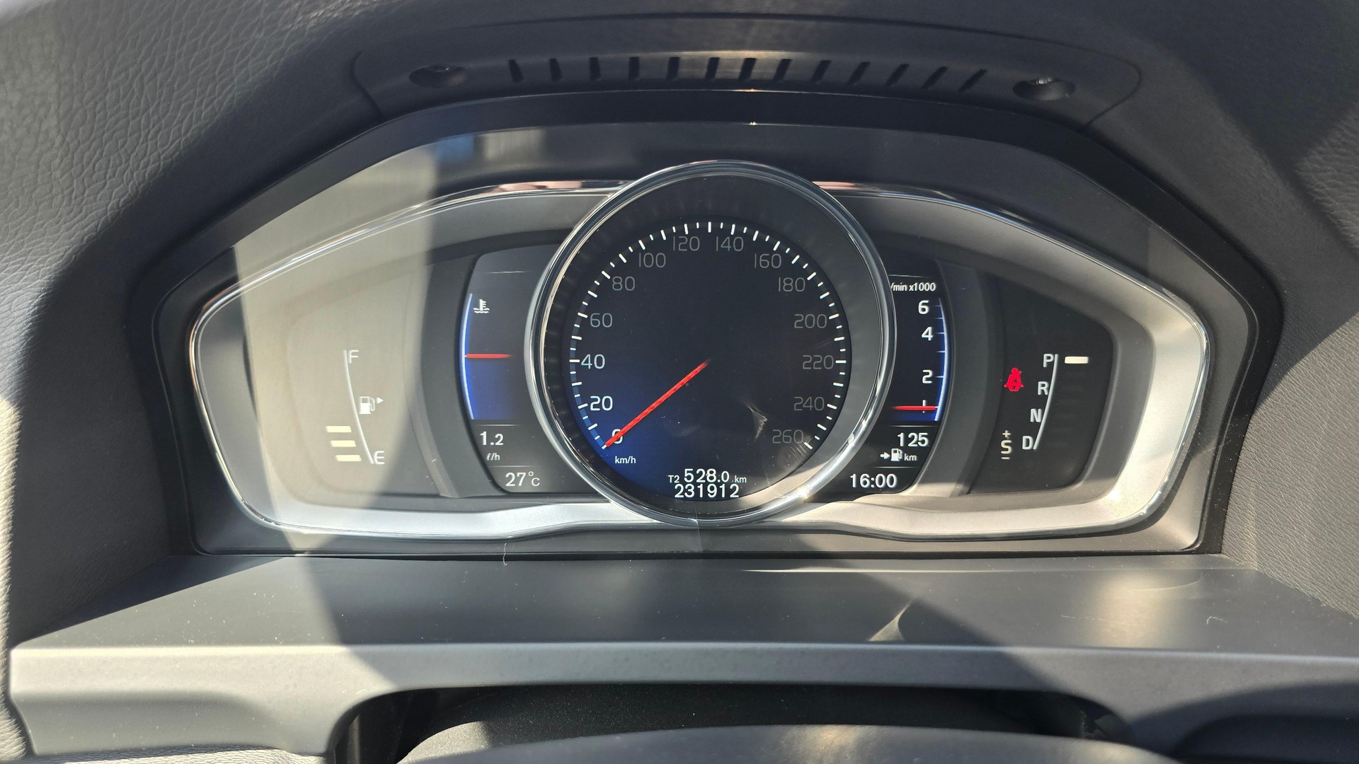 VOLVO V60 2.0 T6 Mome. R-Design AWD S/S-image-11