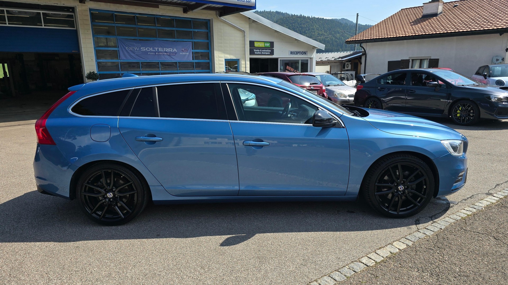 VOLVO V60 2.0 T6 Mome. R-Design AWD S/S-image-3