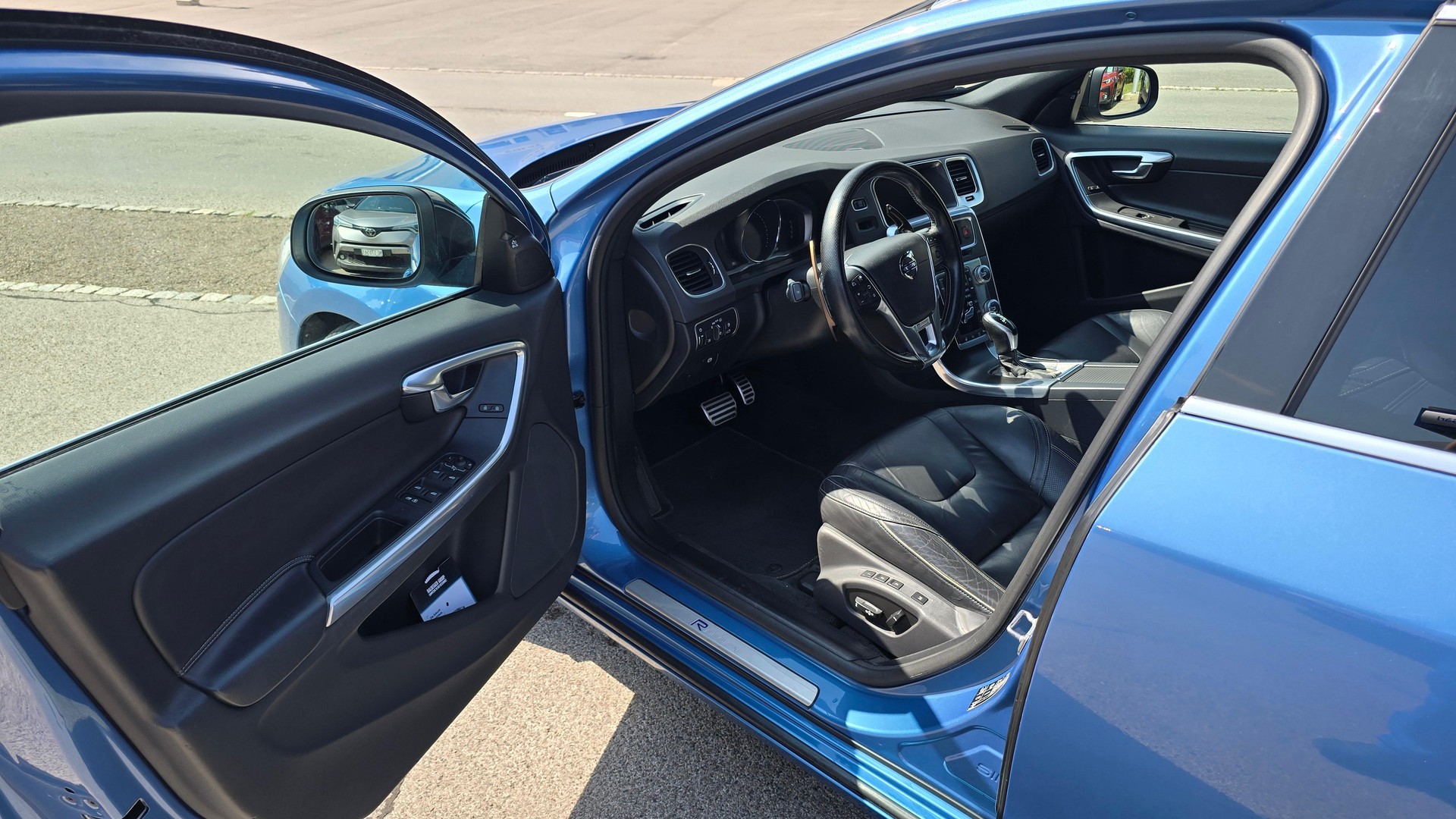 VOLVO V60 2.0 T6 Mome. R-Design AWD S/S-image-8