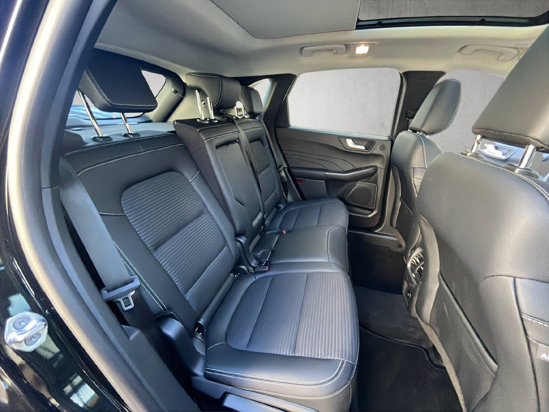 FORD Kuga 2.5 Hybrid Titanium X 4x4-image-19