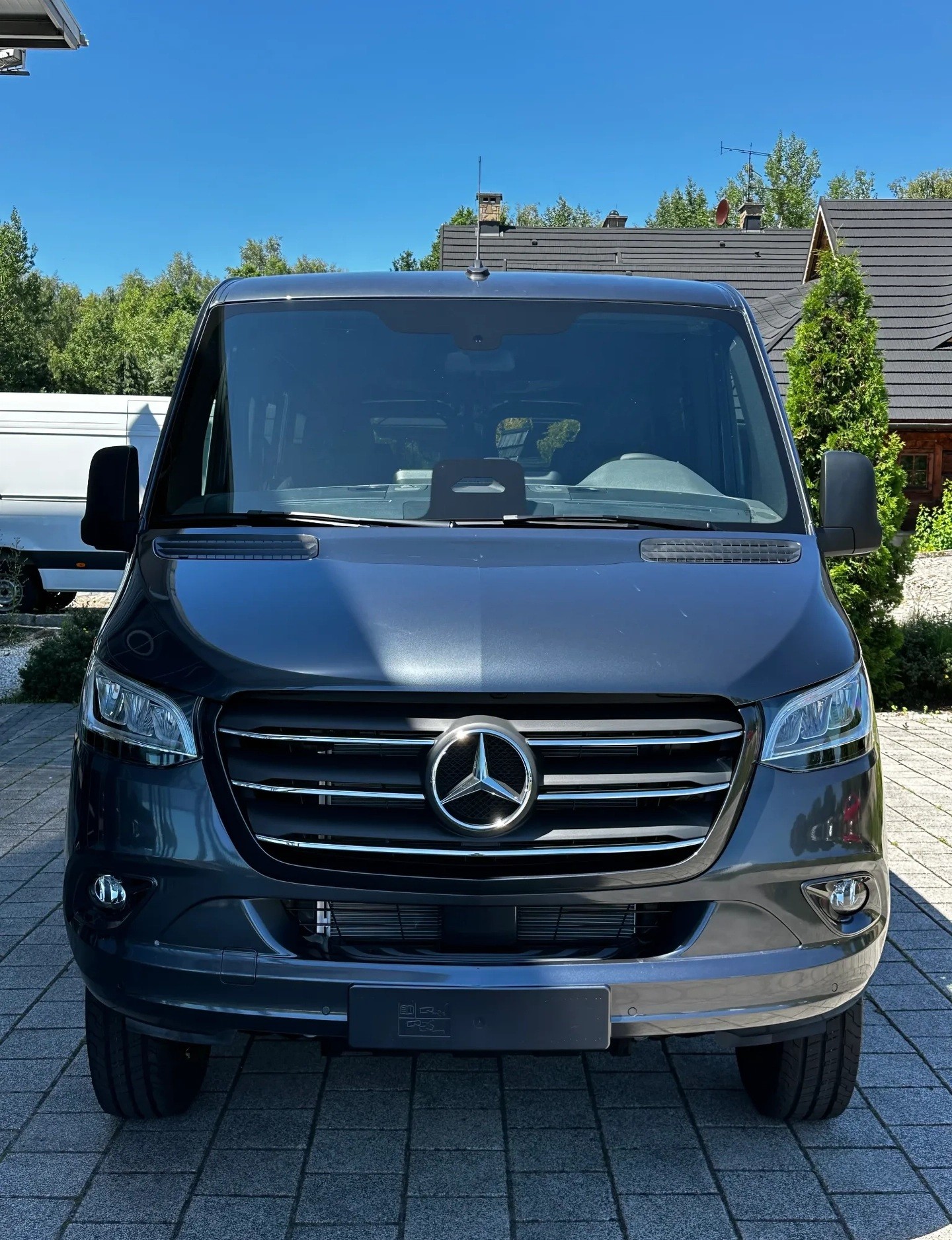 MERCEDES-BENZ Sprinter 319 CDI Standard 9G-TRONIC 4x4 9 Sitzer-image-1