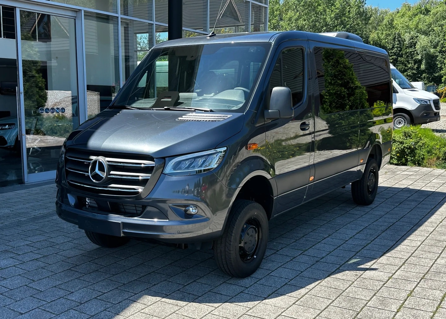MERCEDES-BENZ Sprinter 319 CDI Standard 9G-TRONIC 4x4 9 Sitzer-image-0