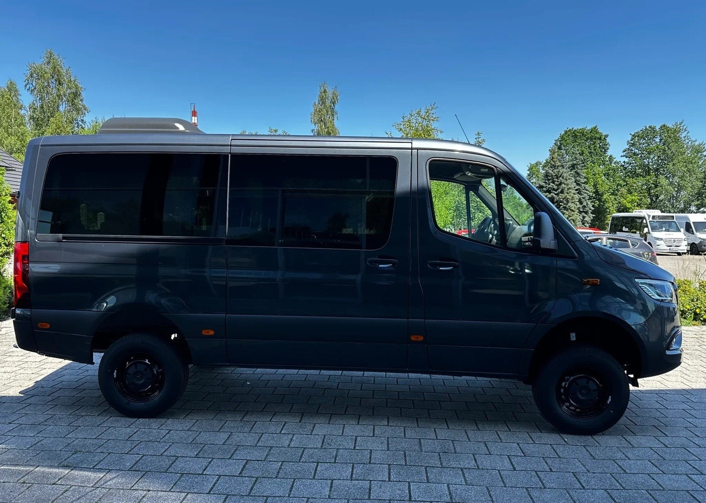 MERCEDES-BENZ Sprinter 319 CDI Standard 9G-TRONIC 4x4 9 Sitzer-image-3