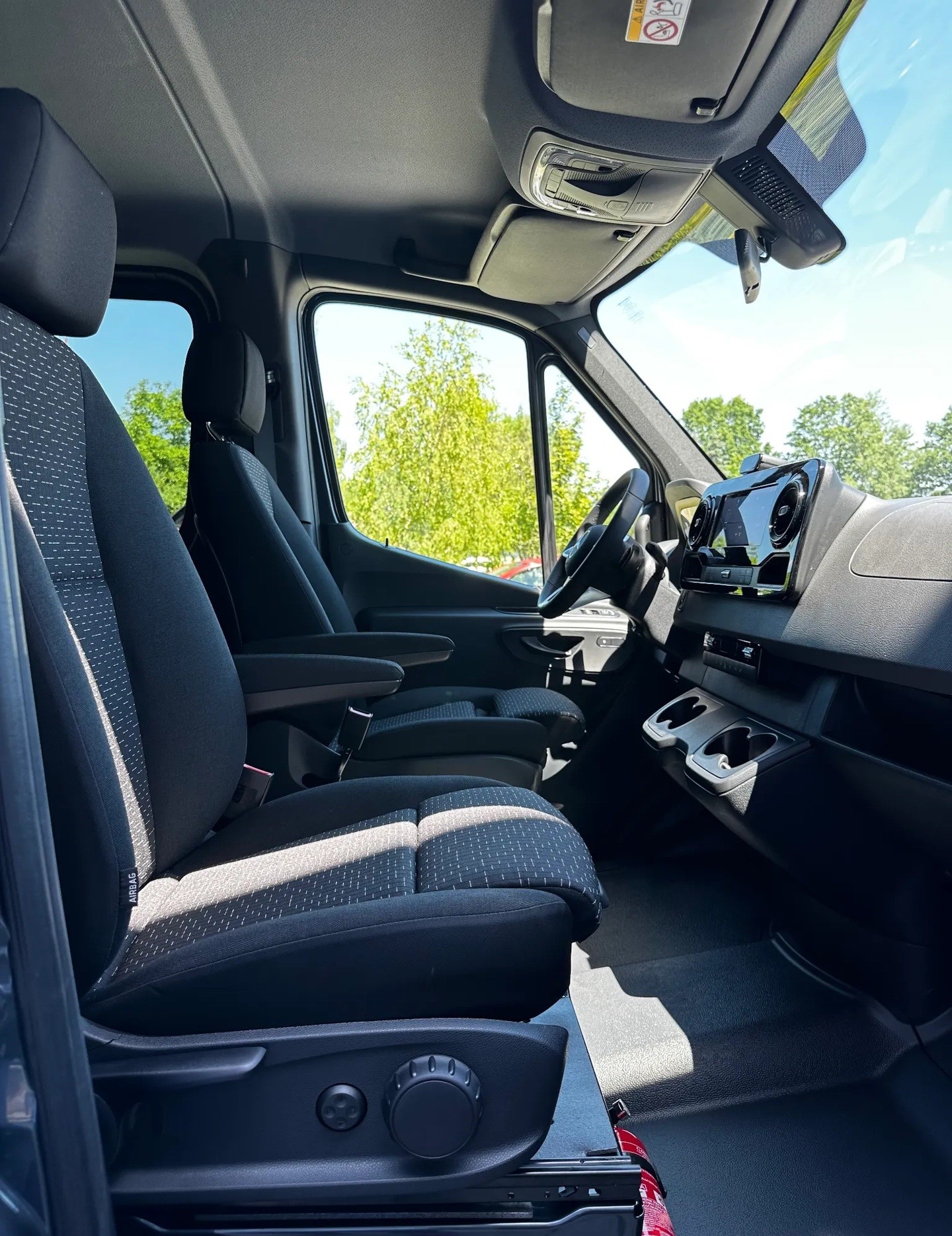 MERCEDES-BENZ Sprinter 319 CDI Standard 9G-TRONIC 4x4 9 Sitzer-image-9