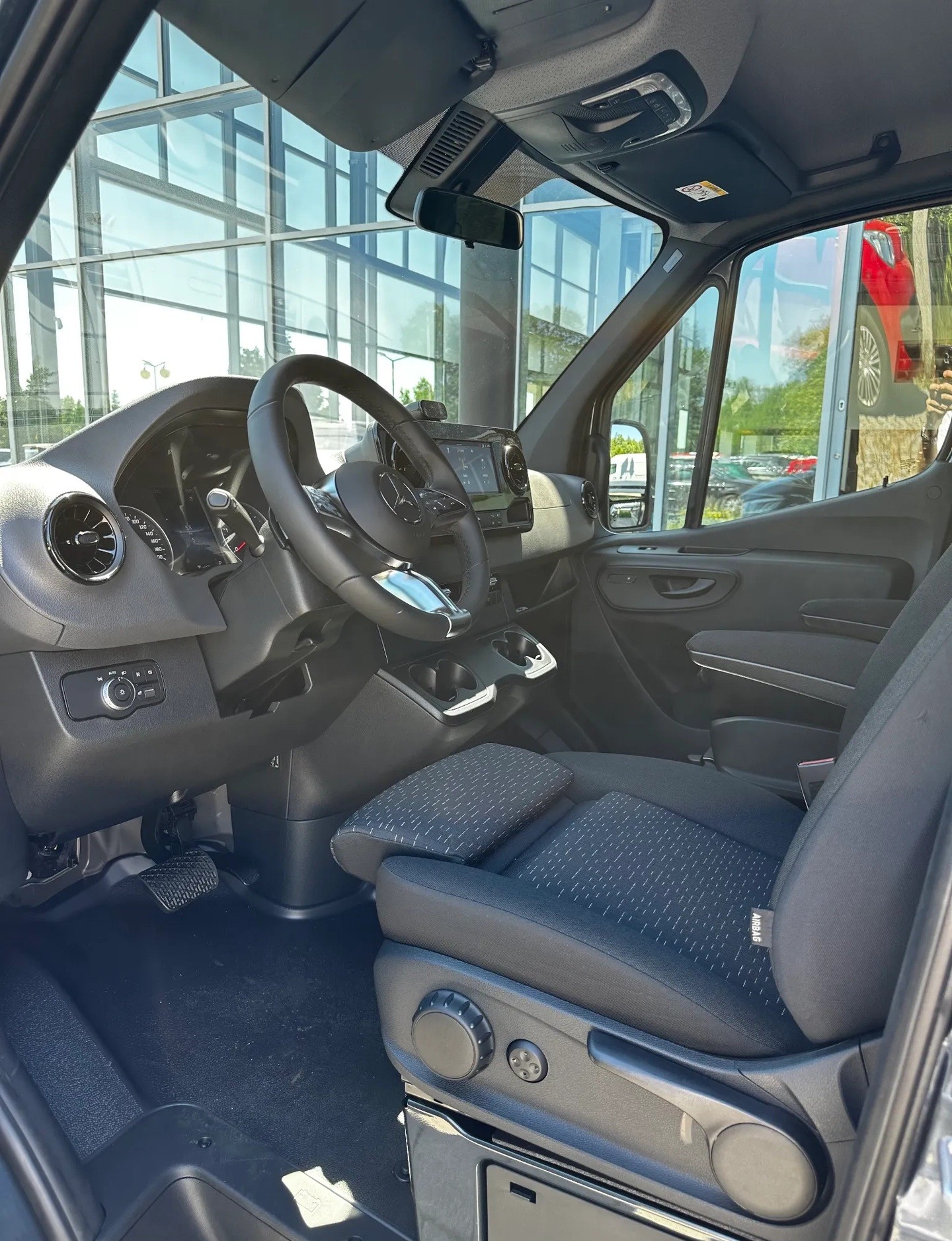 MERCEDES-BENZ Sprinter 319 CDI Standard 9G-TRONIC 4x4 9 Sitzer-image-8