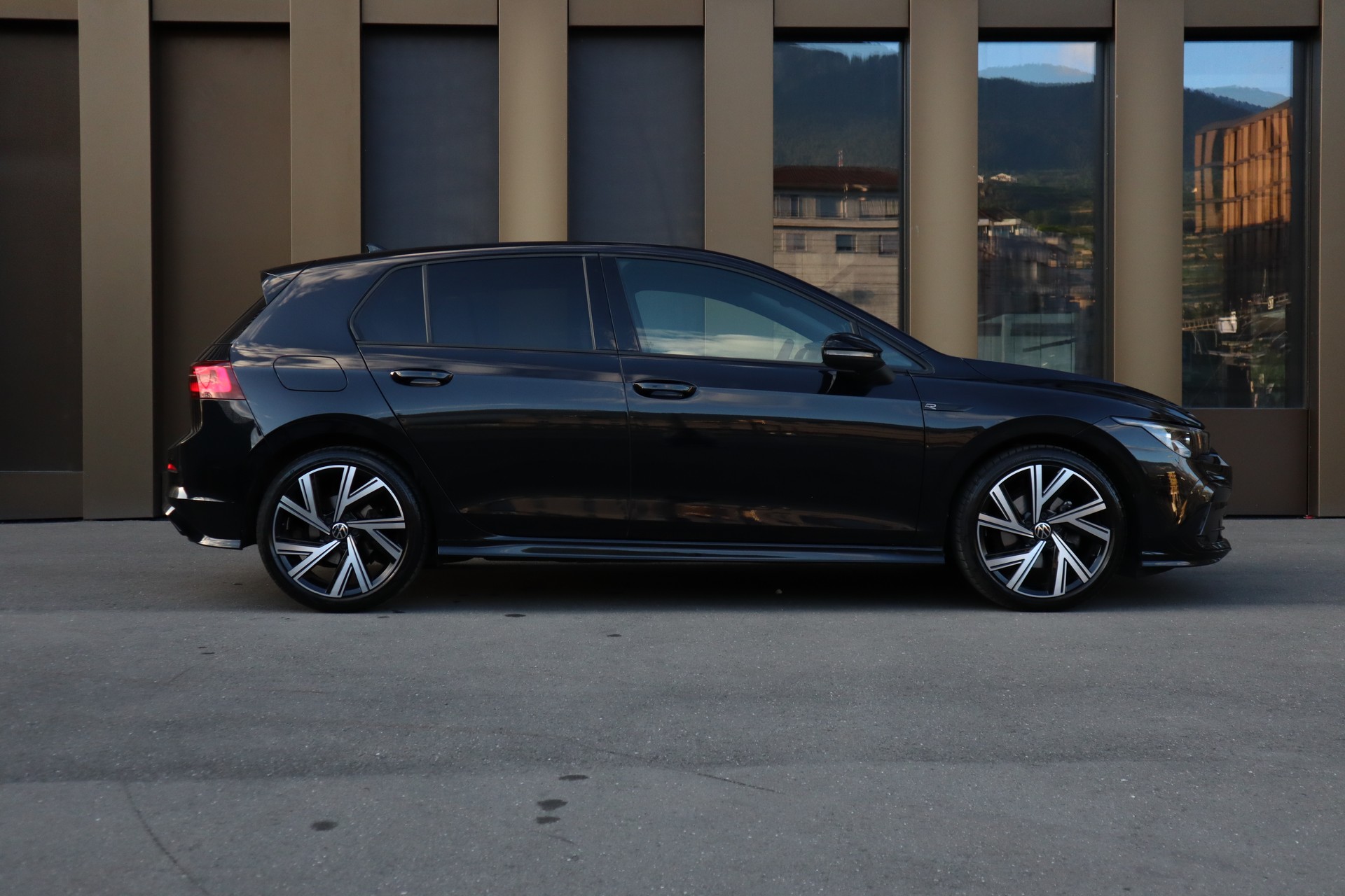 VW Golf 1.5 eTSI mHEV ACT R-Line 75 Edition DSG-image-3