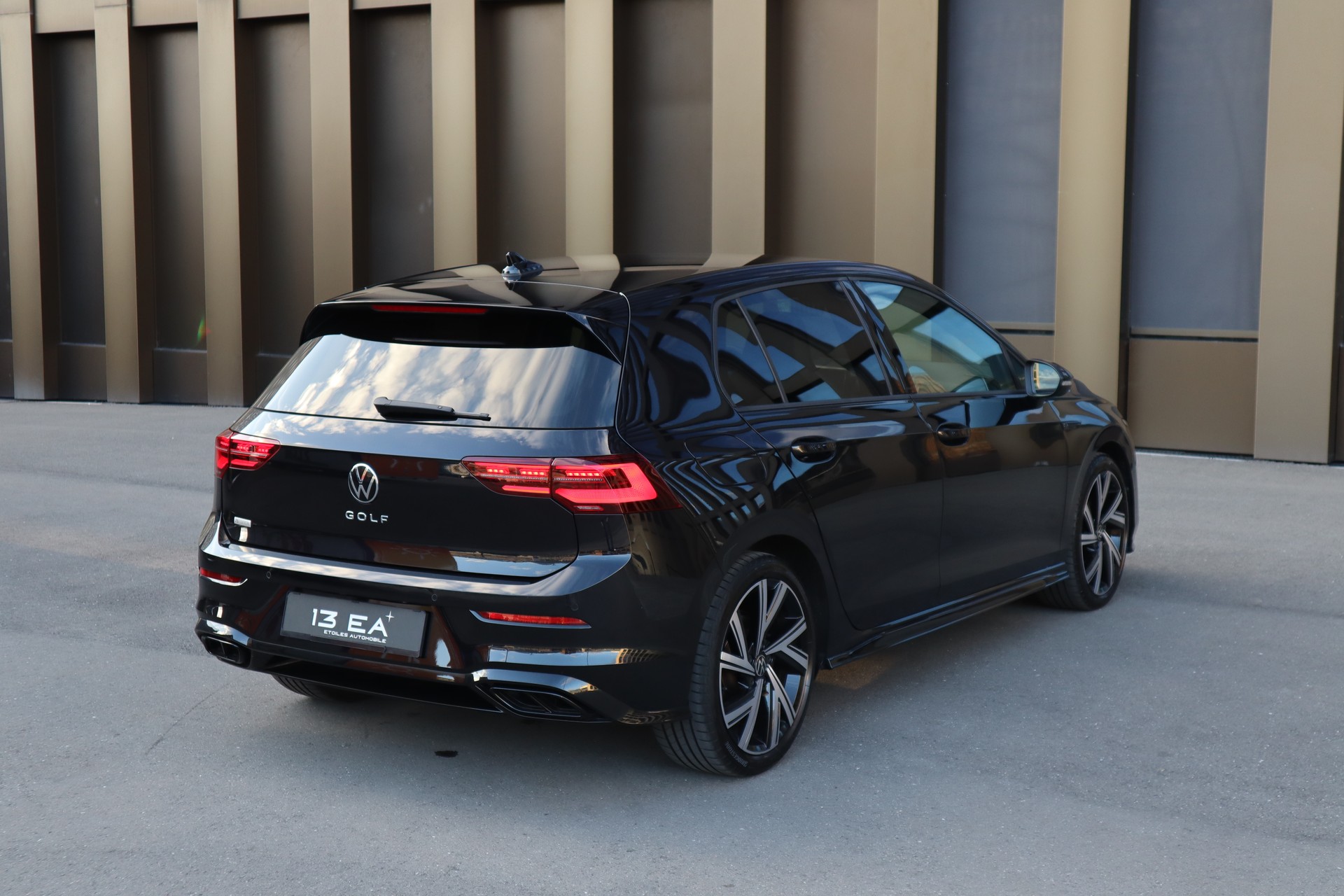 VW Golf 1.5 eTSI mHEV ACT R-Line 75 Edition DSG-image-5