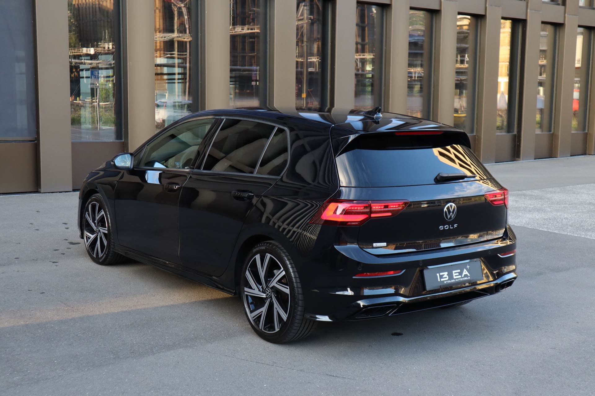 VW Golf 1.5 eTSI mHEV ACT R-Line 75 Edition DSG-image-6