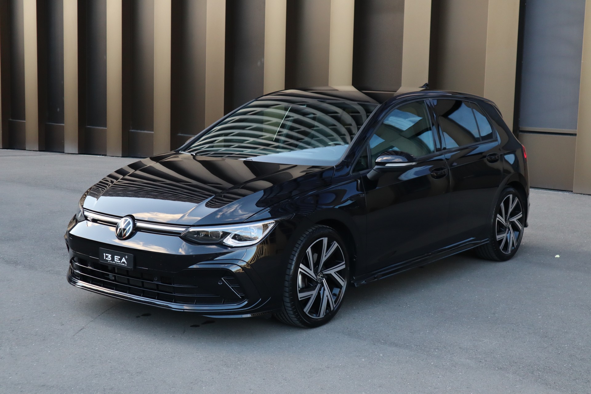 VW Golf 1.5 eTSI mHEV ACT R-Line 75 Edition DSG-image-2