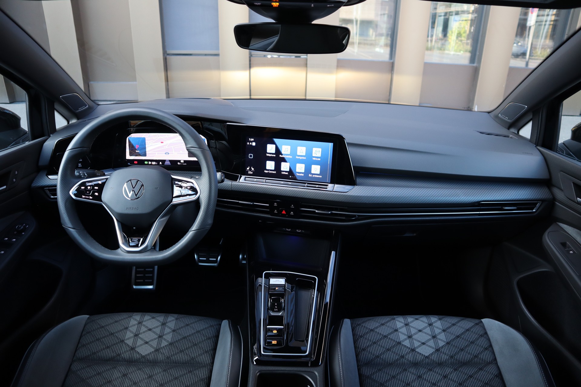 VW Golf 1.5 eTSI mHEV ACT R-Line 75 Edition DSG-image-11
