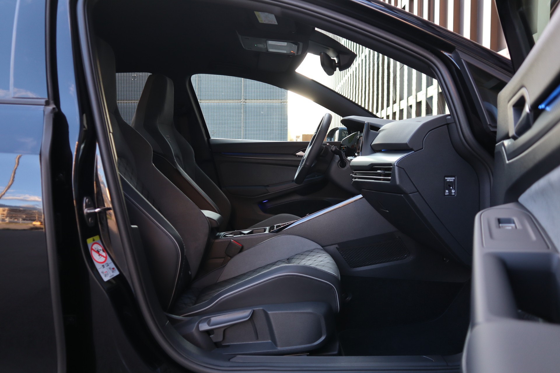 VW Golf 1.5 eTSI mHEV ACT R-Line 75 Edition DSG-image-9