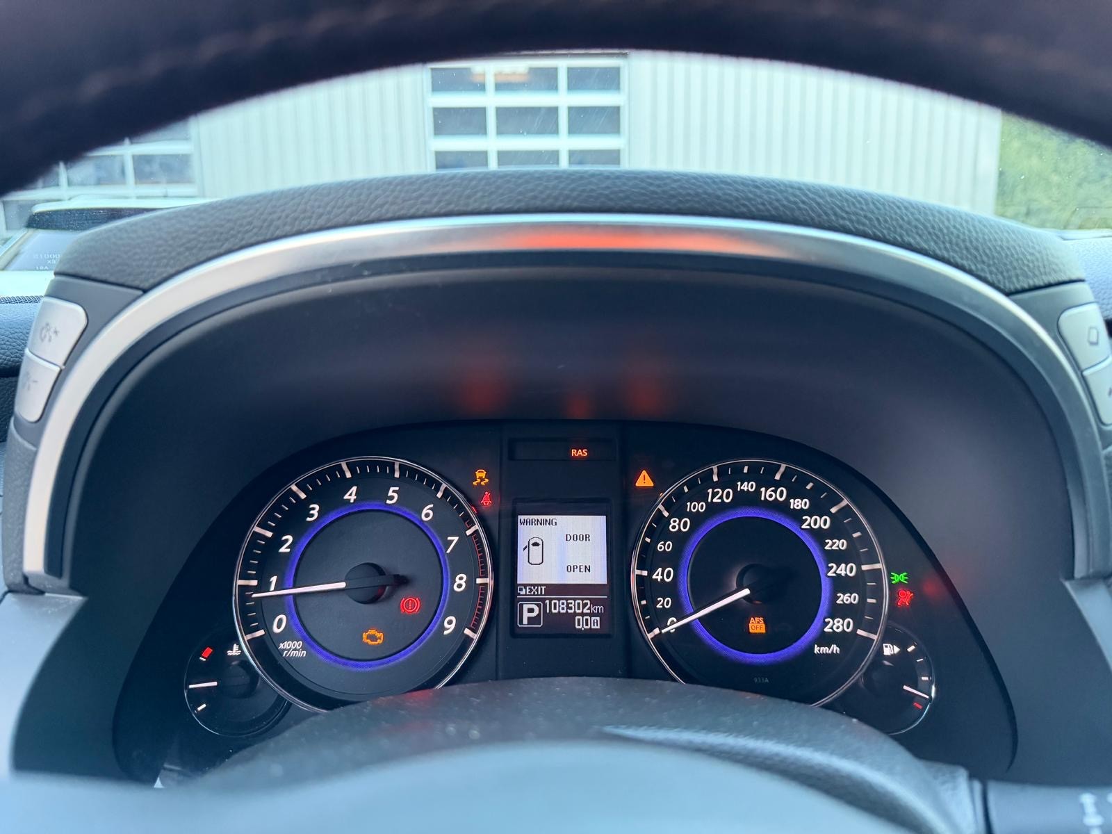INFINITI QX70 5.0 S Premium AWD Automatic-image-15