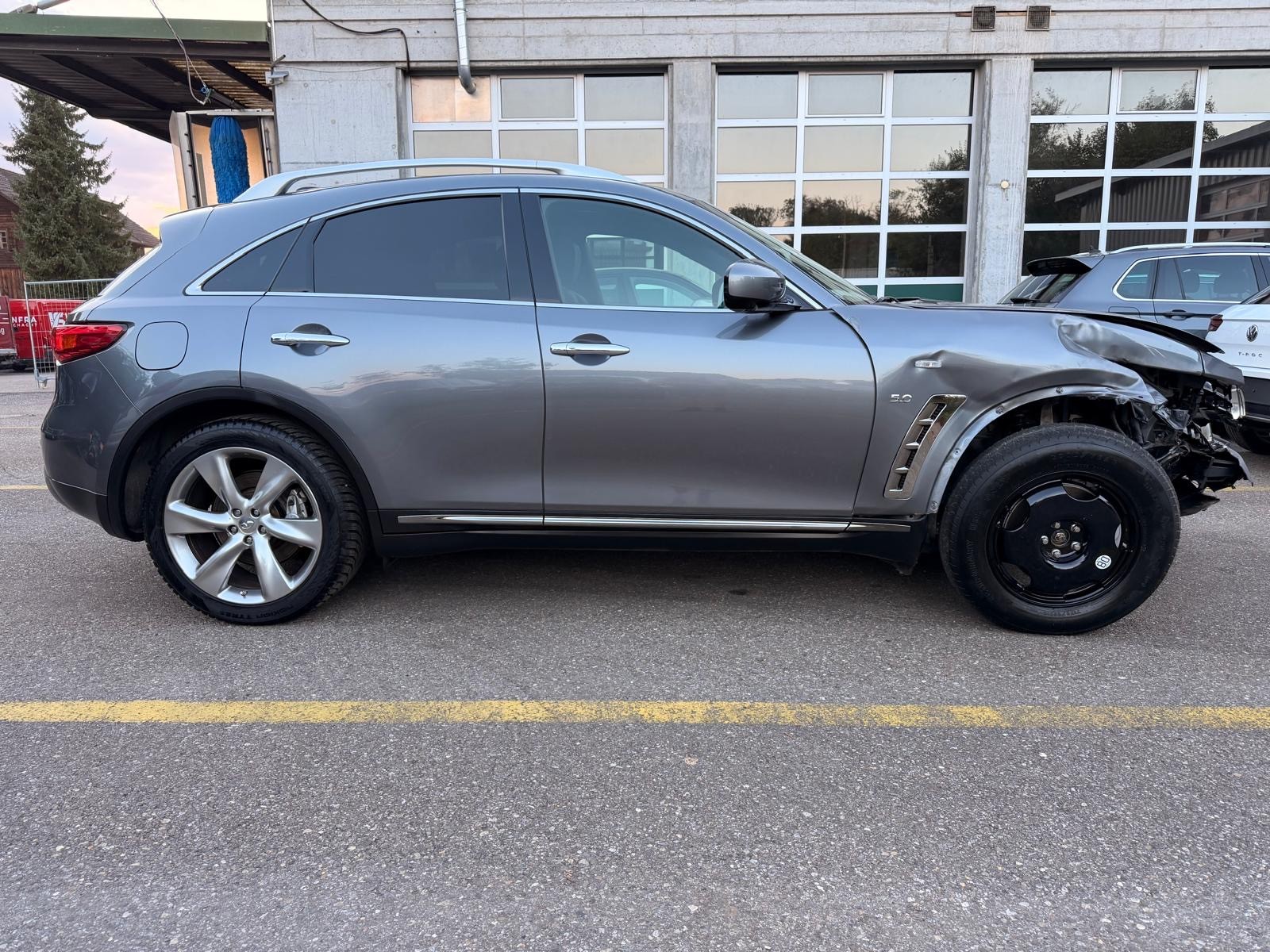 INFINITI QX70 5.0 S Premium AWD Automatic-image-4