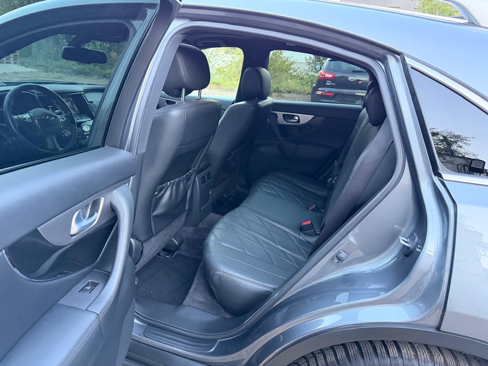 INFINITI QX70 5.0 S Premium AWD Automatic-image-8