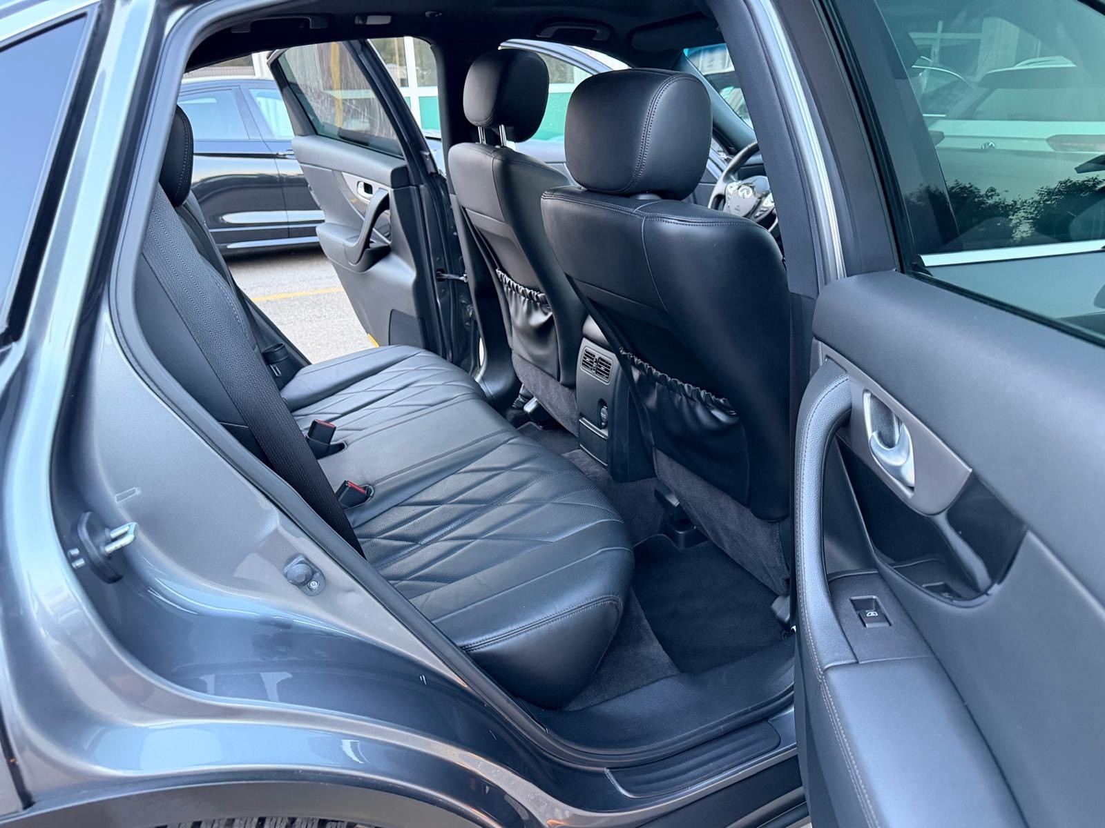 INFINITI QX70 5.0 S Premium AWD Automatic-image-10