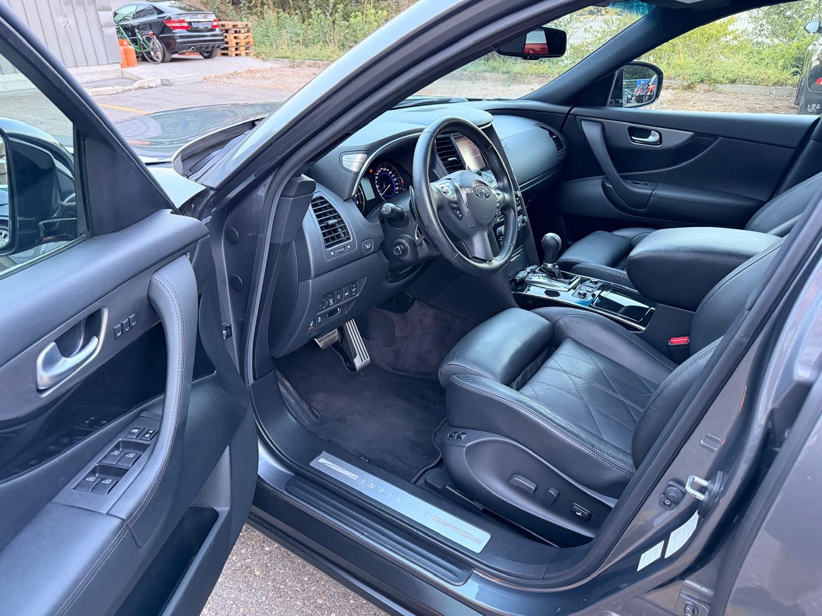 INFINITI QX70 5.0 S Premium AWD Automatic-image-7