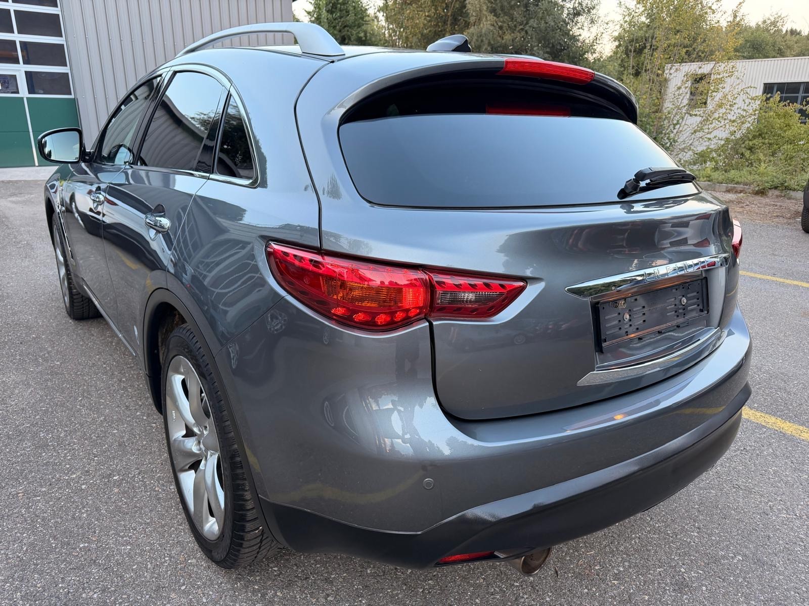 INFINITI QX70 5.0 S Premium AWD Automatic-image-2