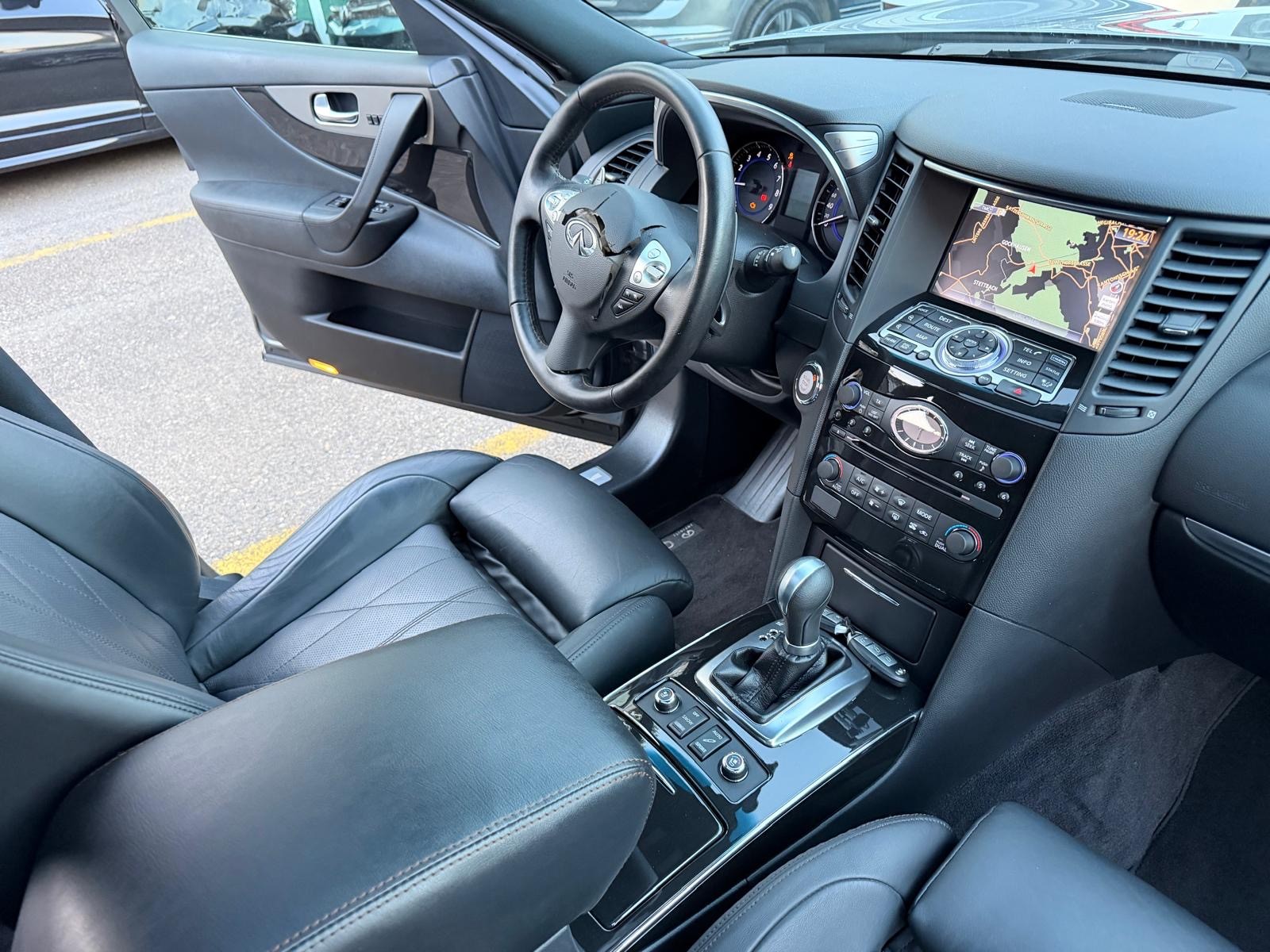 INFINITI QX70 5.0 S Premium AWD Automatic-image-12