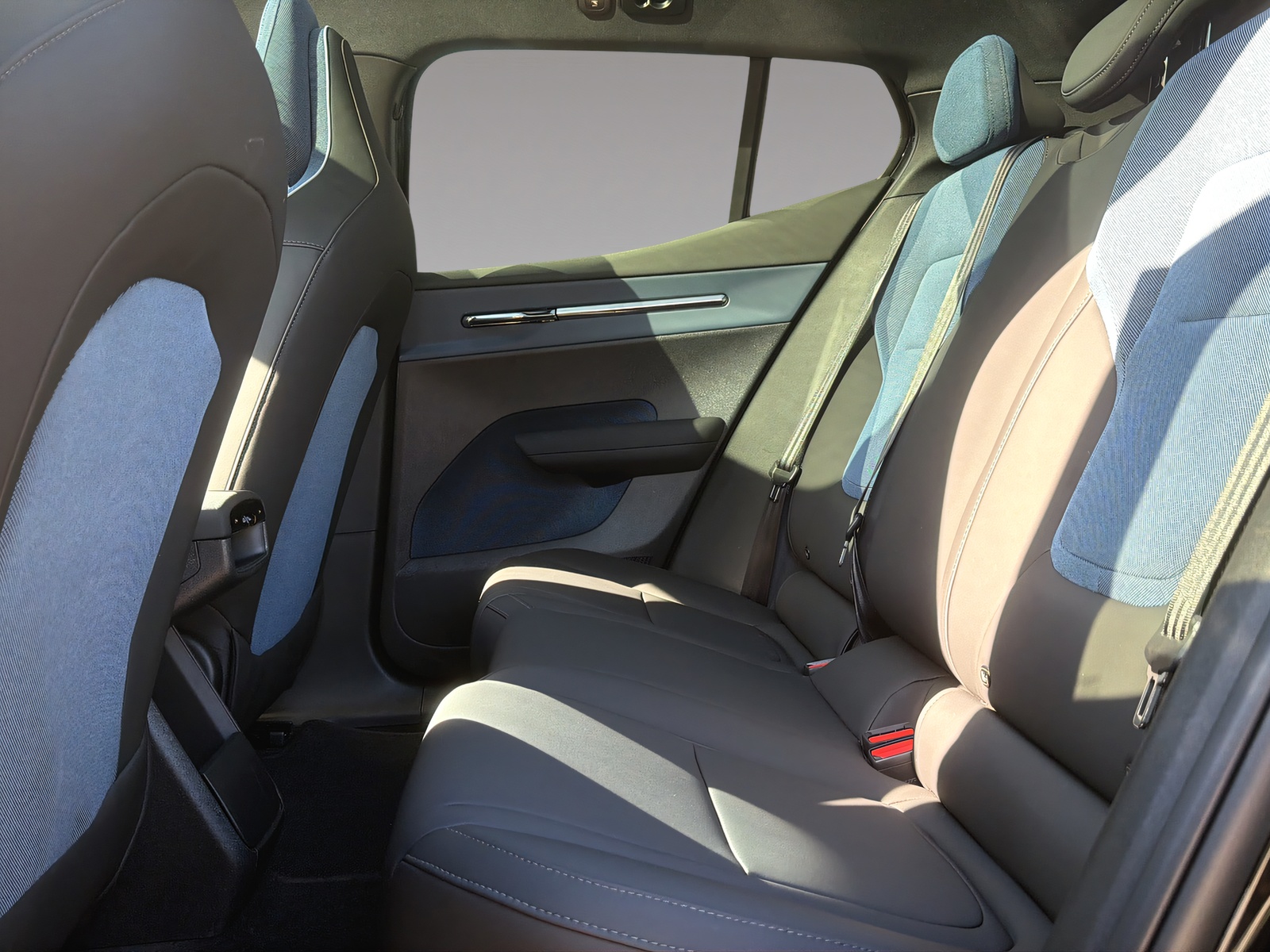 VOLVO EX30 E60 69kWh Twin Ultra-image-15