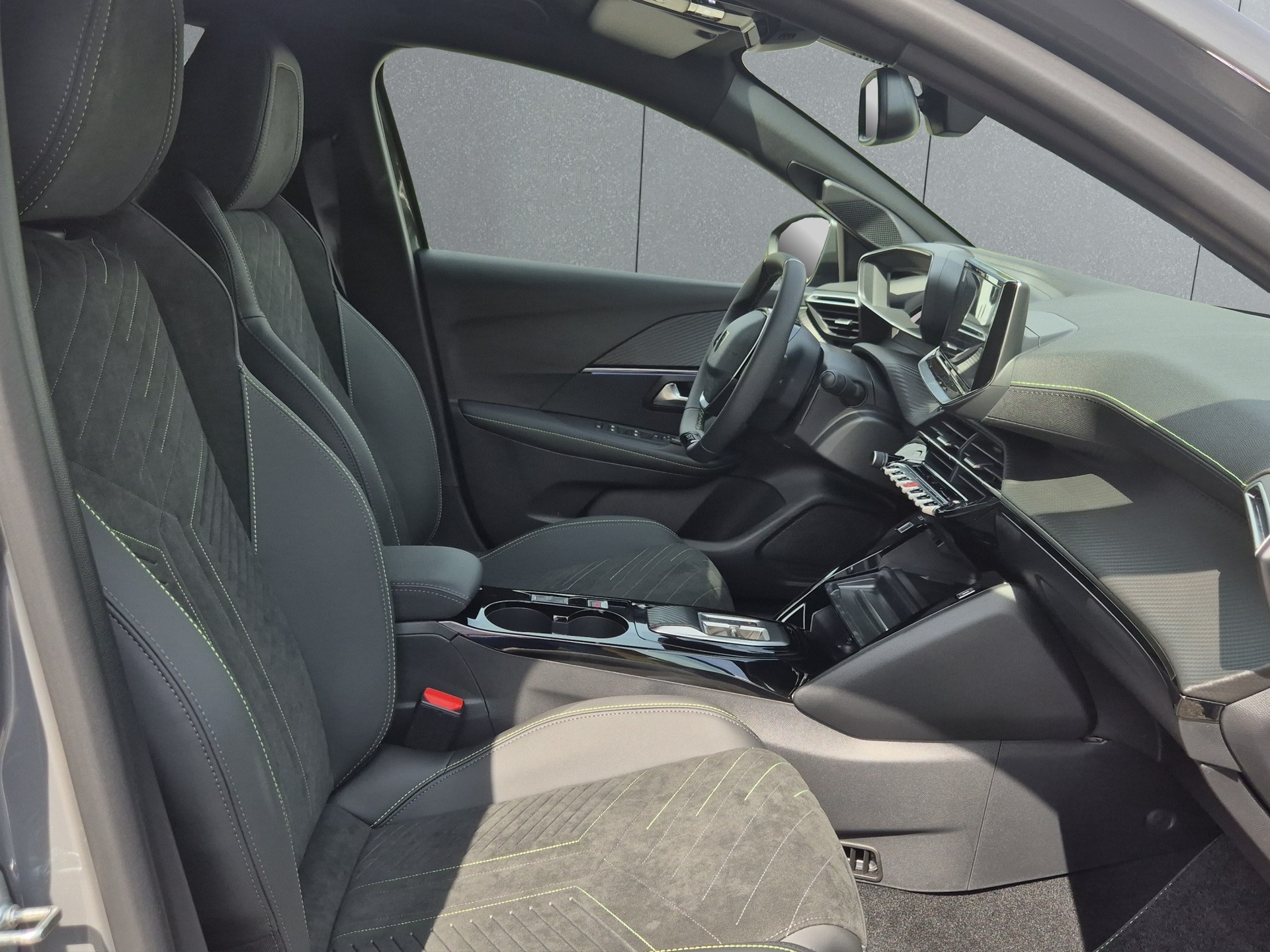 PEUGEOT 208 1.2 Hybrid 145 GT Exclusive-image-15