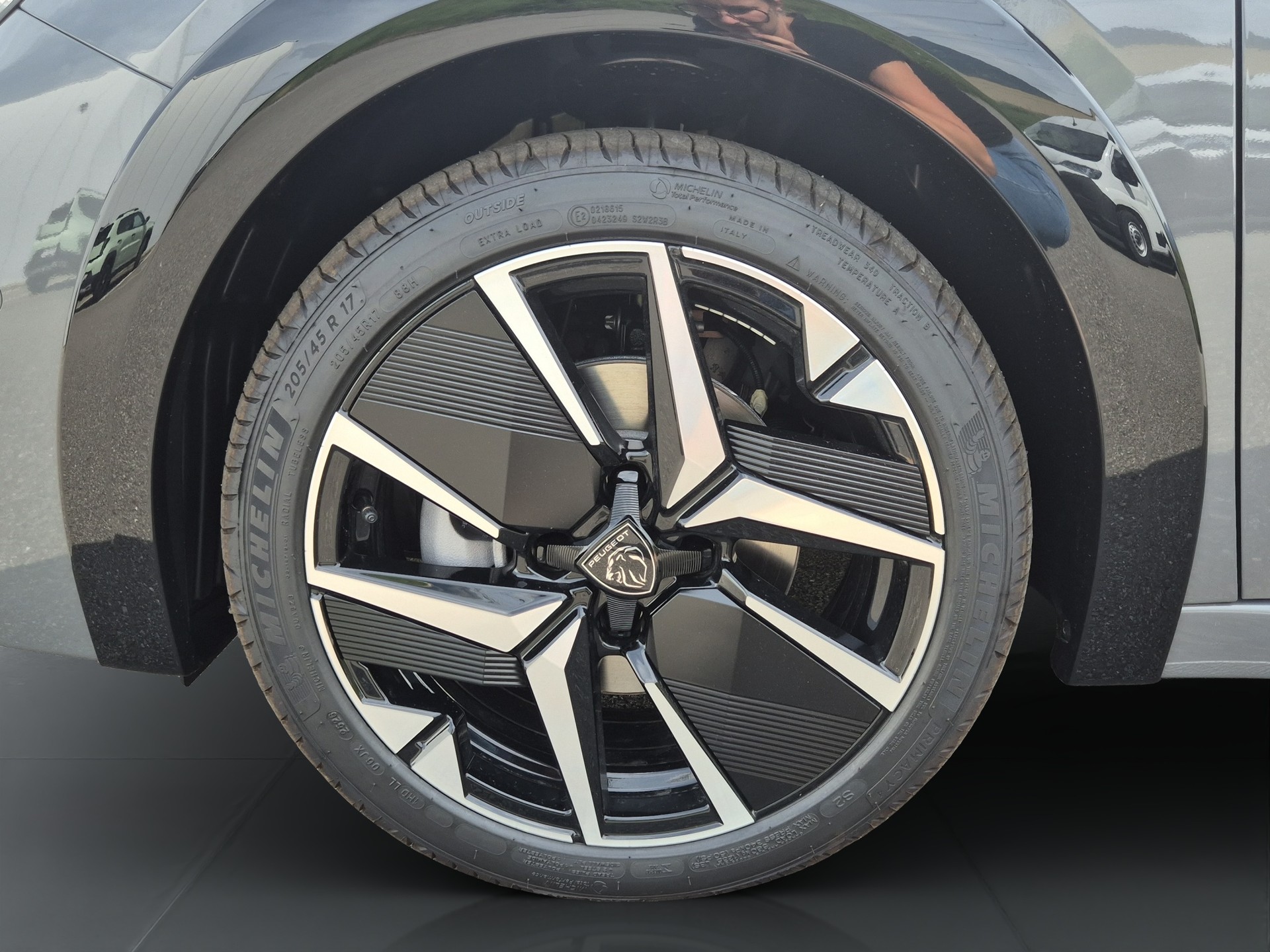 PEUGEOT 208 1.2 Hybrid 145 GT Exclusive-image-18