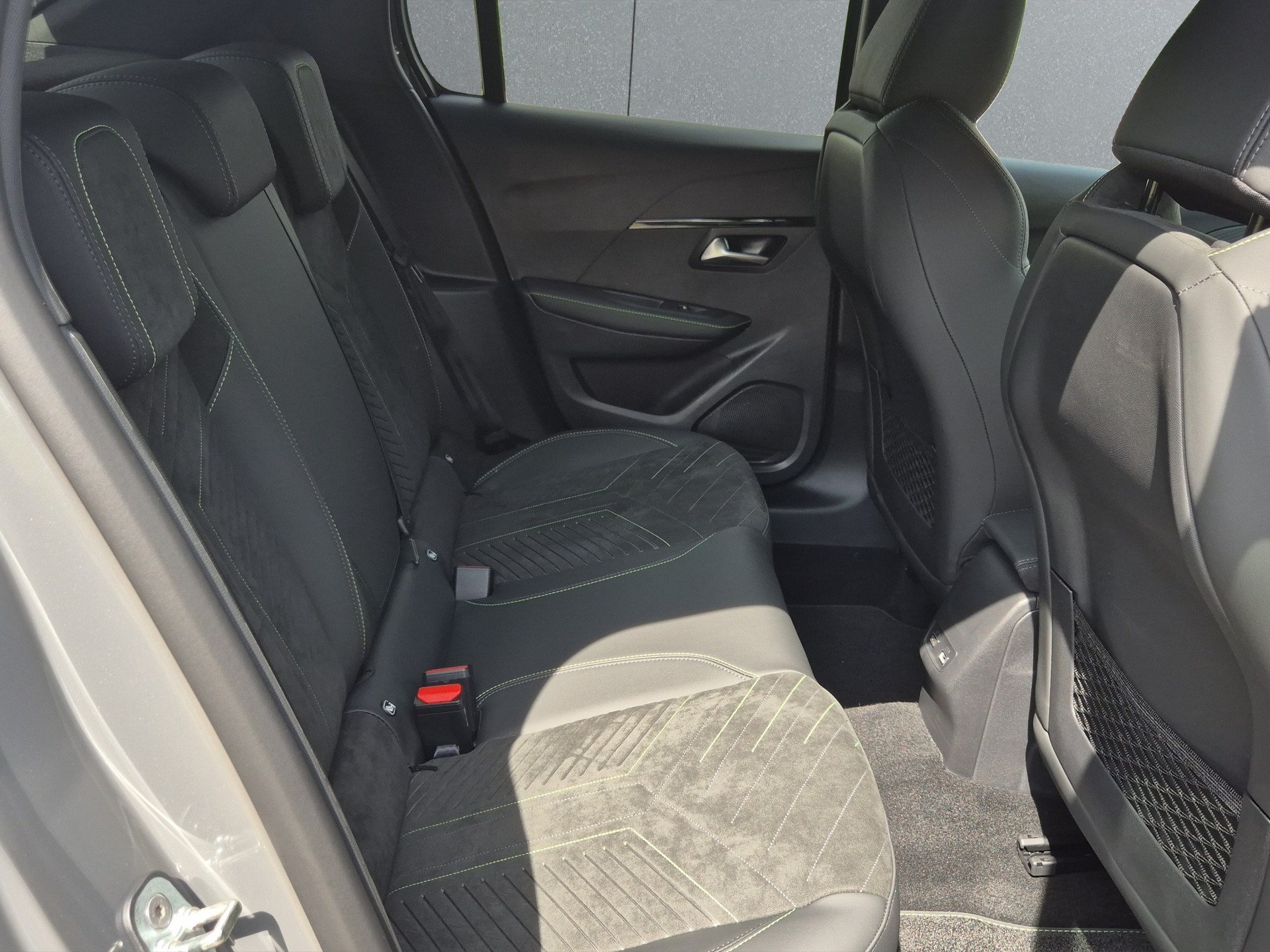 PEUGEOT 208 1.2 Hybrid 145 GT Exclusive-image-16